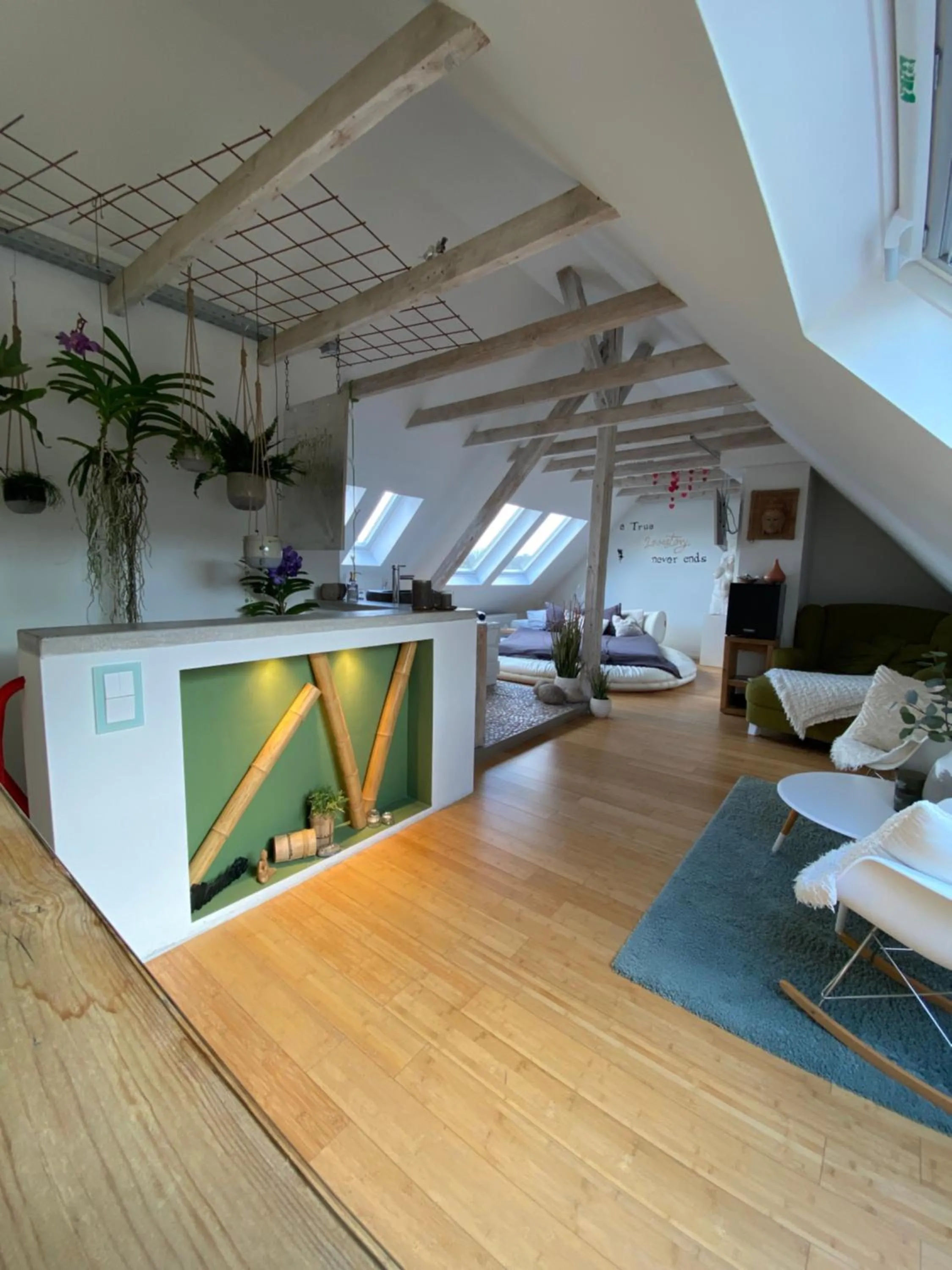 Bed in Wellness Suiten mit Whirlpool am Stadtrand von Essen