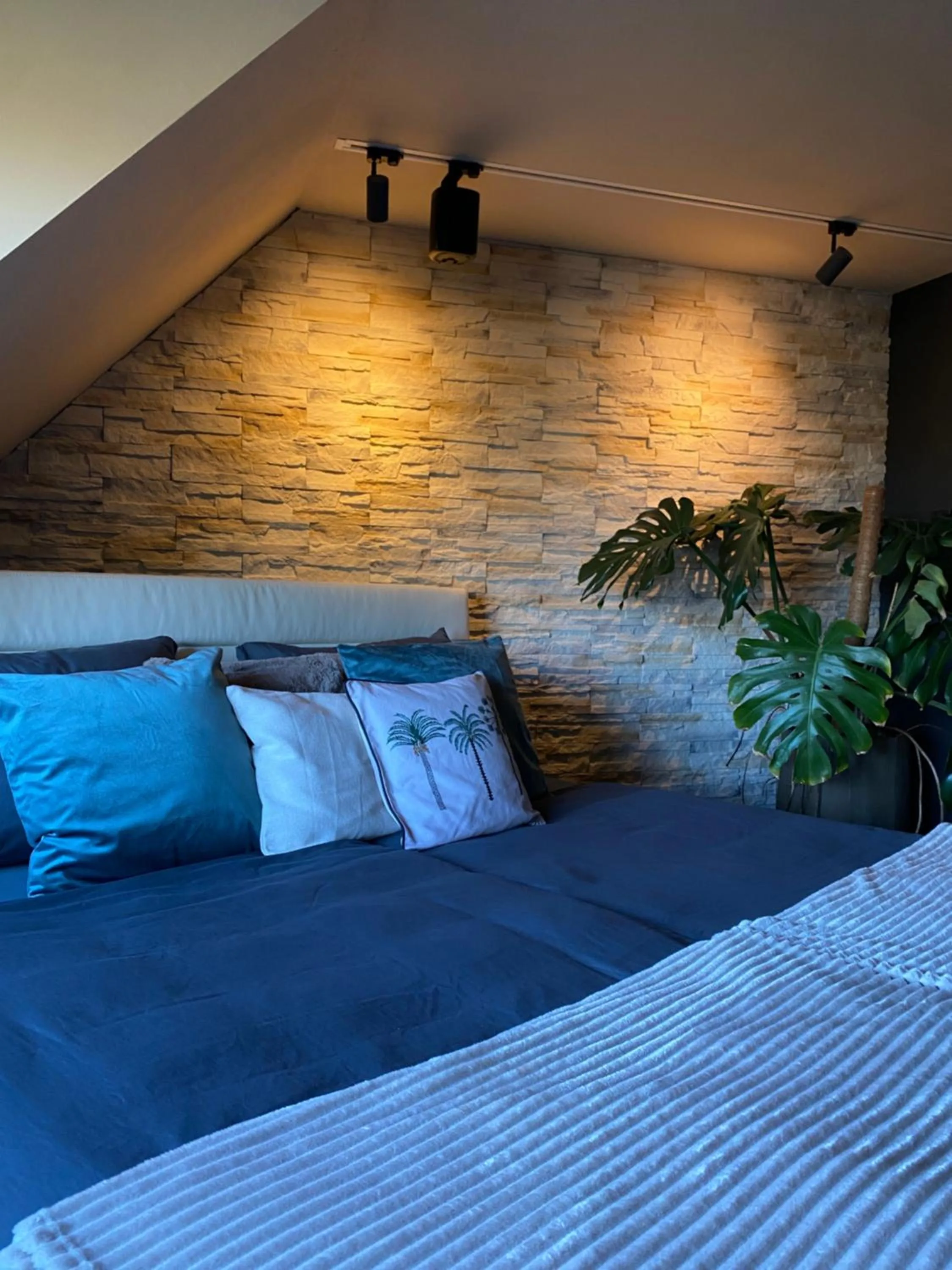 Bed in Wellness Suiten mit Whirlpool am Stadtrand von Essen