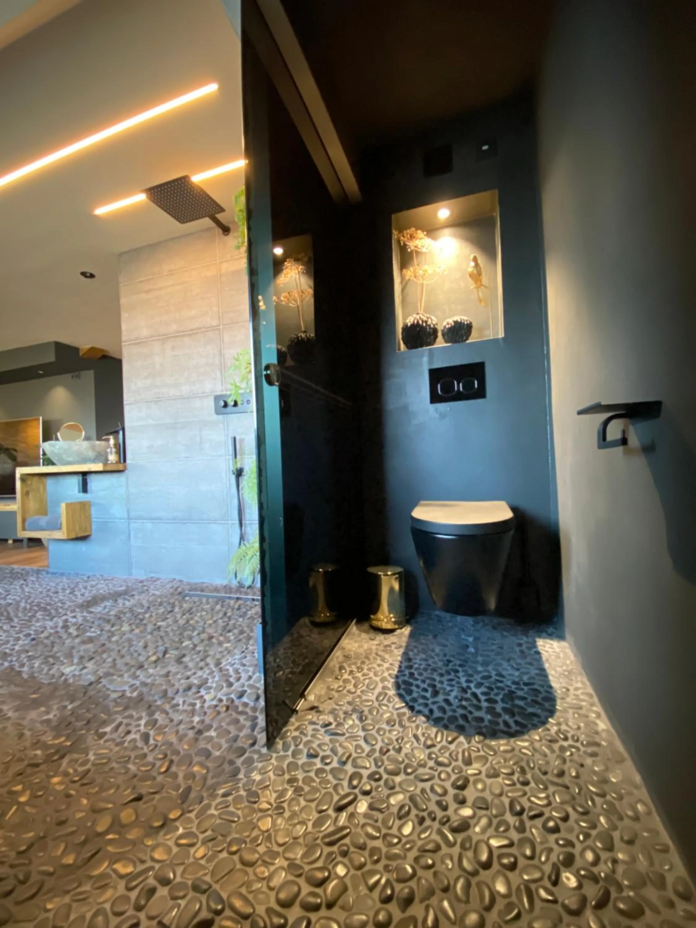 Shower in Wellness Suiten mit Whirlpool am Stadtrand von Essen