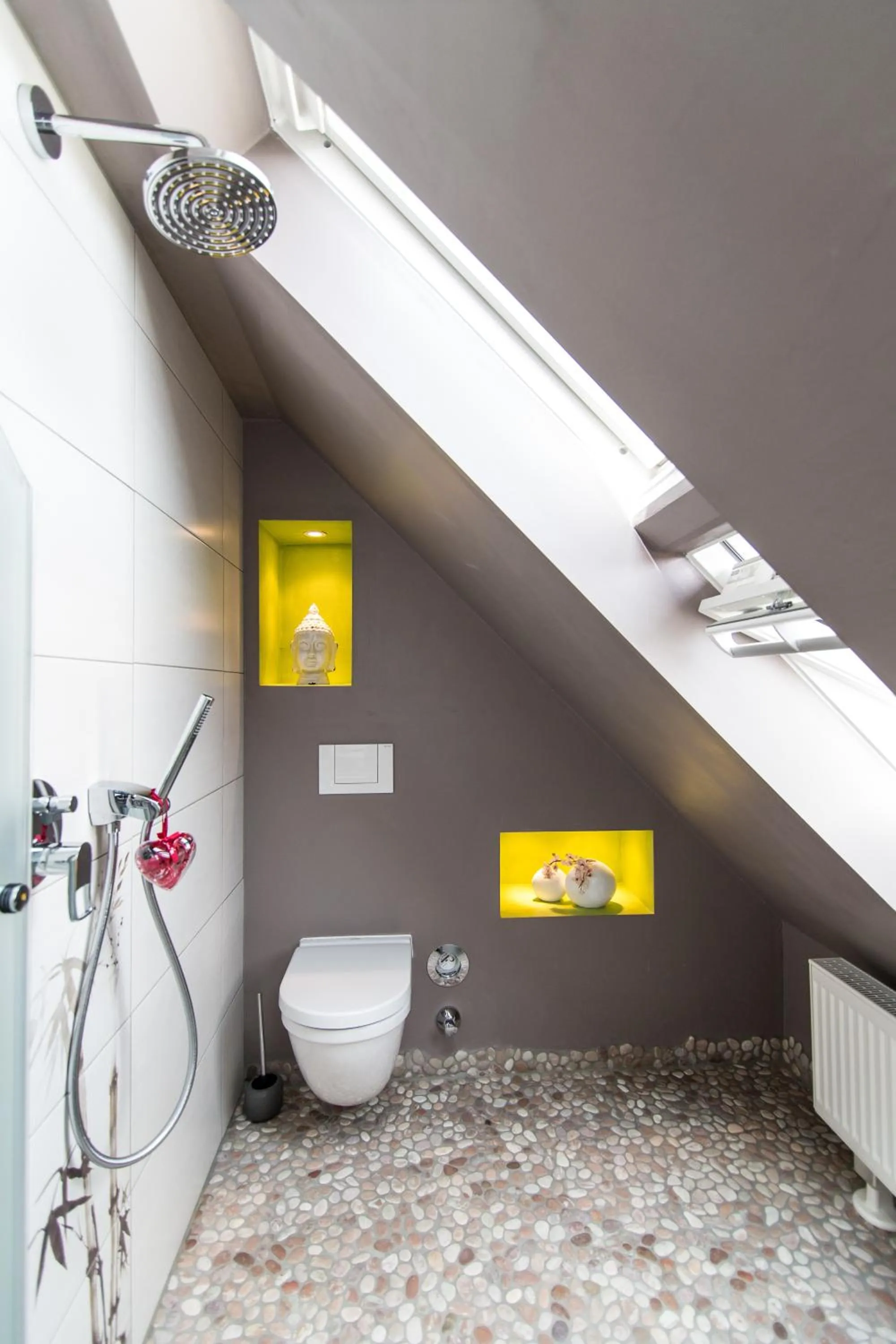 Toilet in Wellness Suiten mit Whirlpool am Stadtrand von Essen