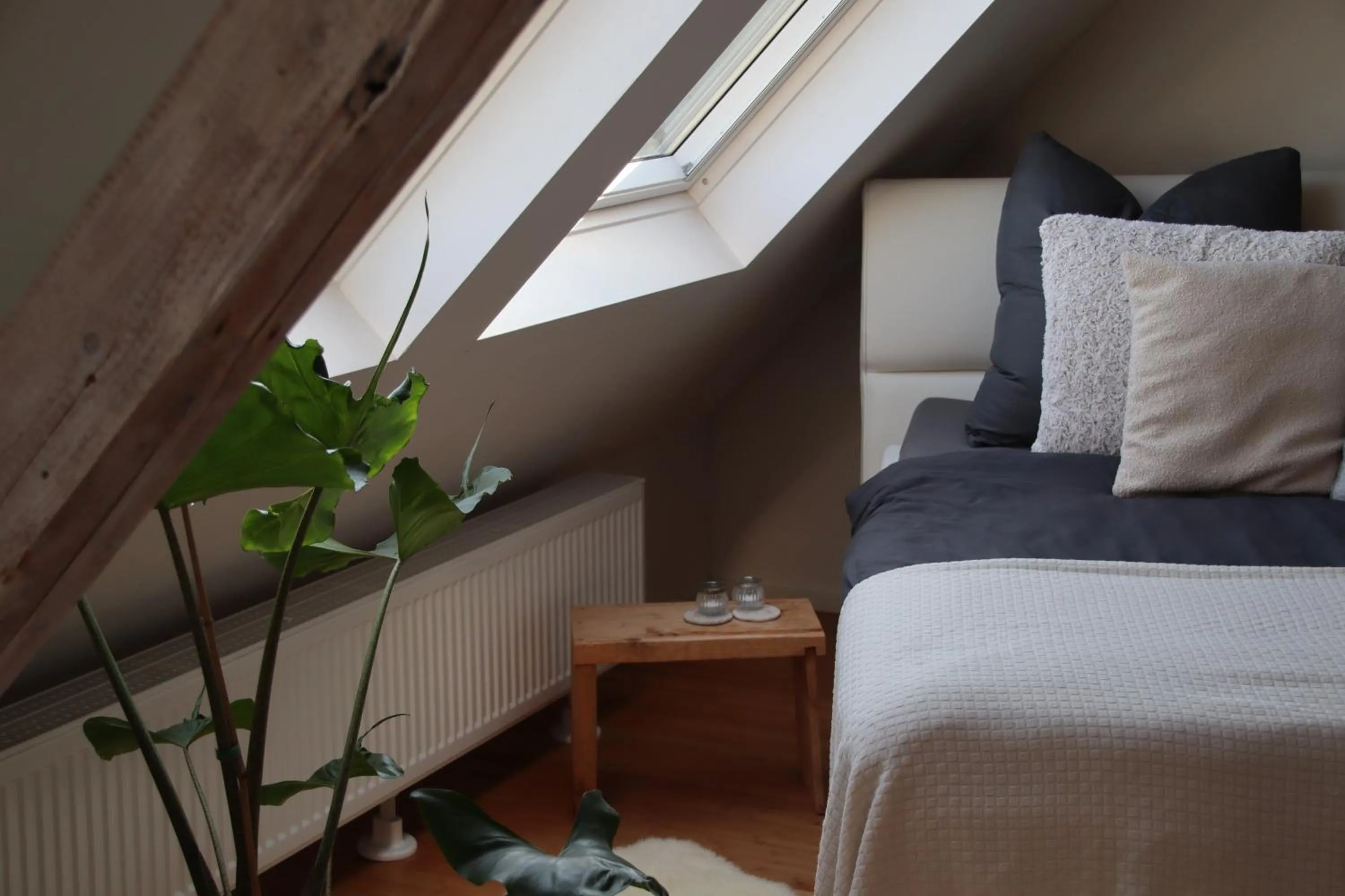 Bedroom, Bed in Wellness Suiten mit Whirlpool am Stadtrand von Essen