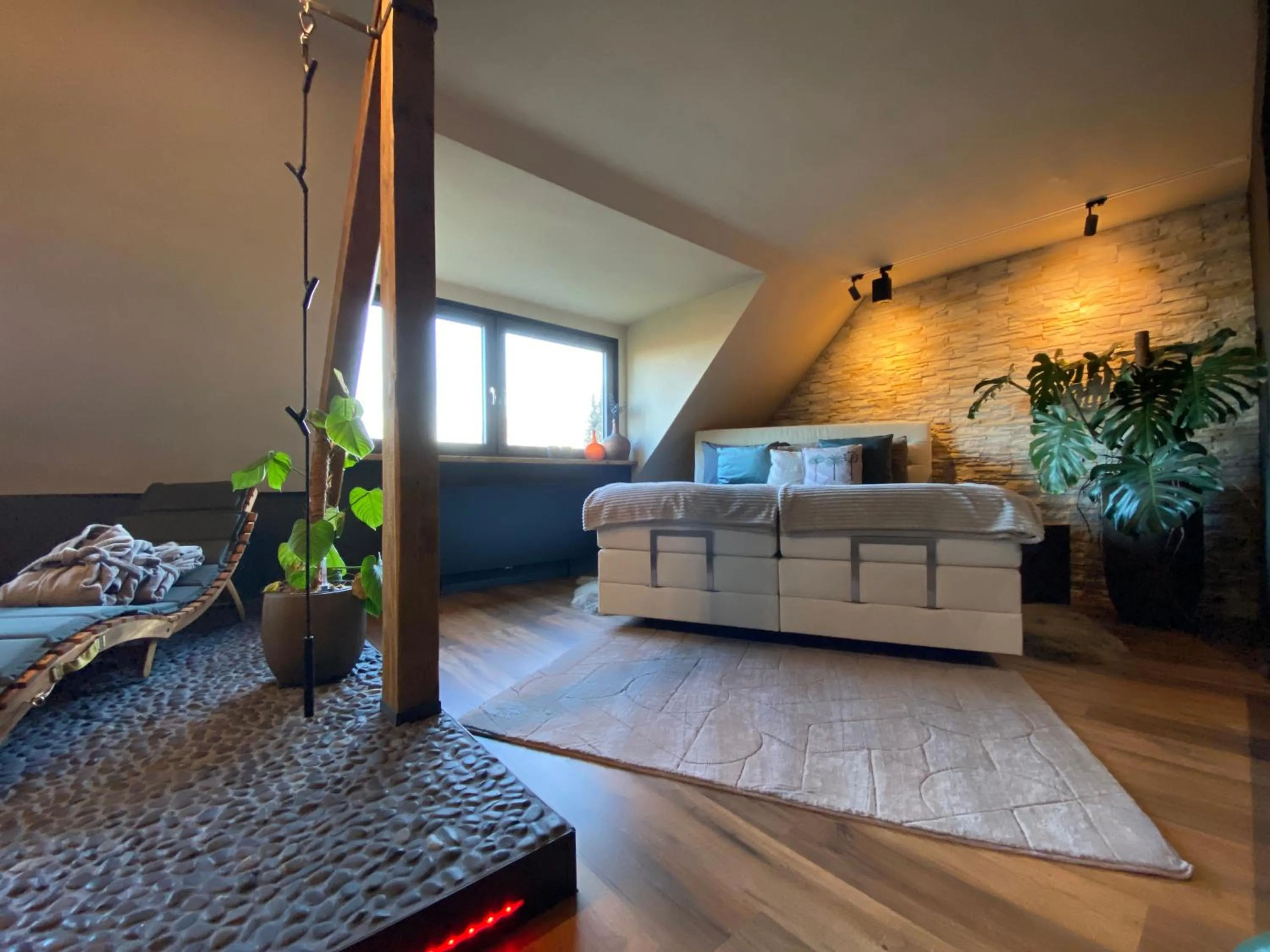 Bed in Wellness Suiten mit Whirlpool am Stadtrand von Essen