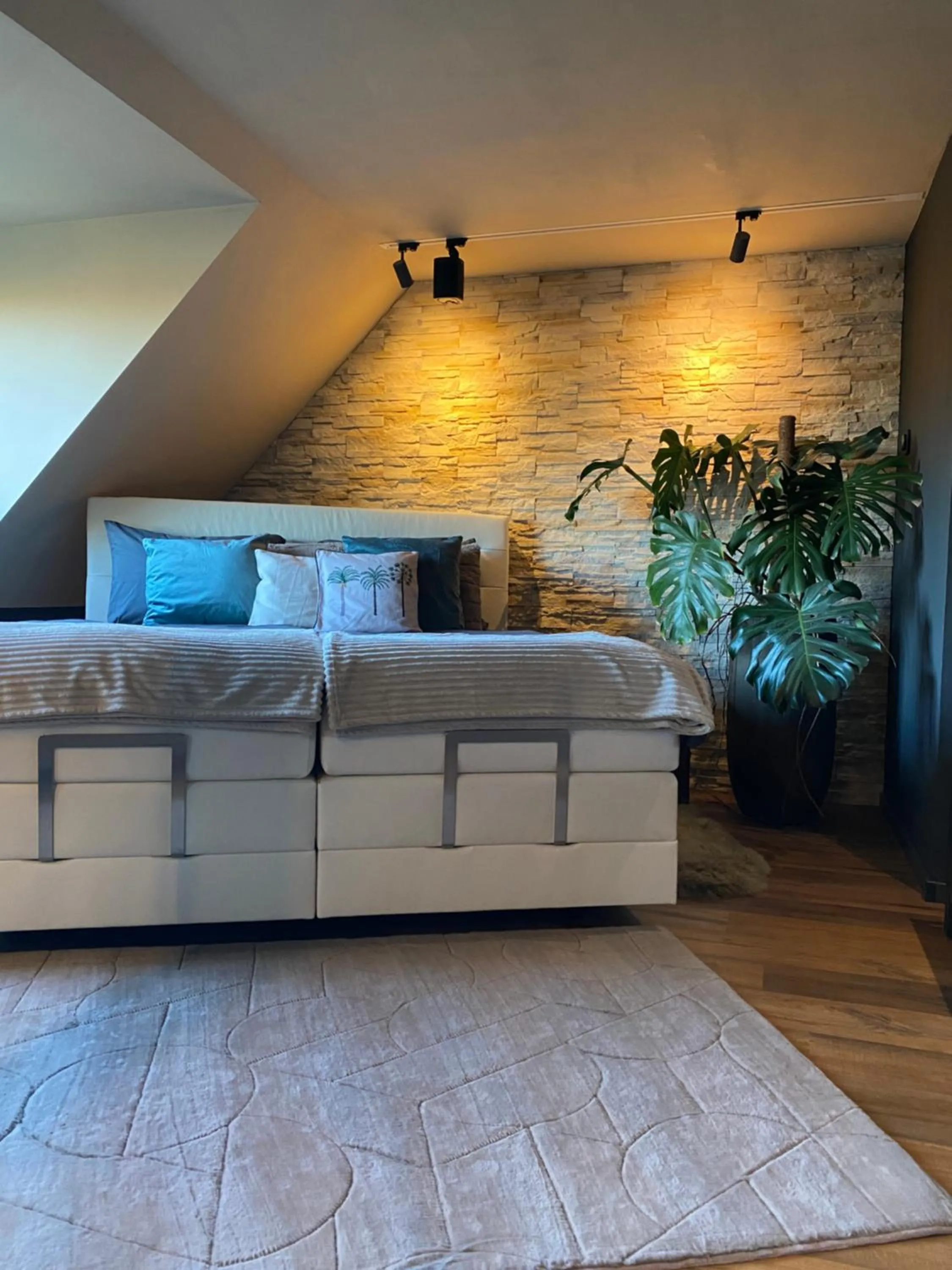 Bed in Wellness Suiten mit Whirlpool am Stadtrand von Essen