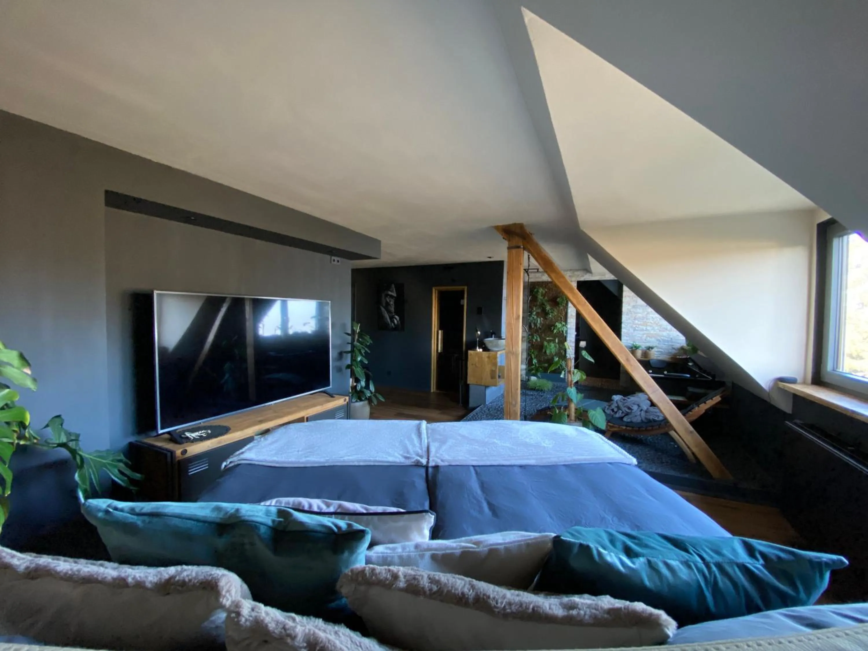 Bed in Wellness Suiten mit Whirlpool am Stadtrand von Essen