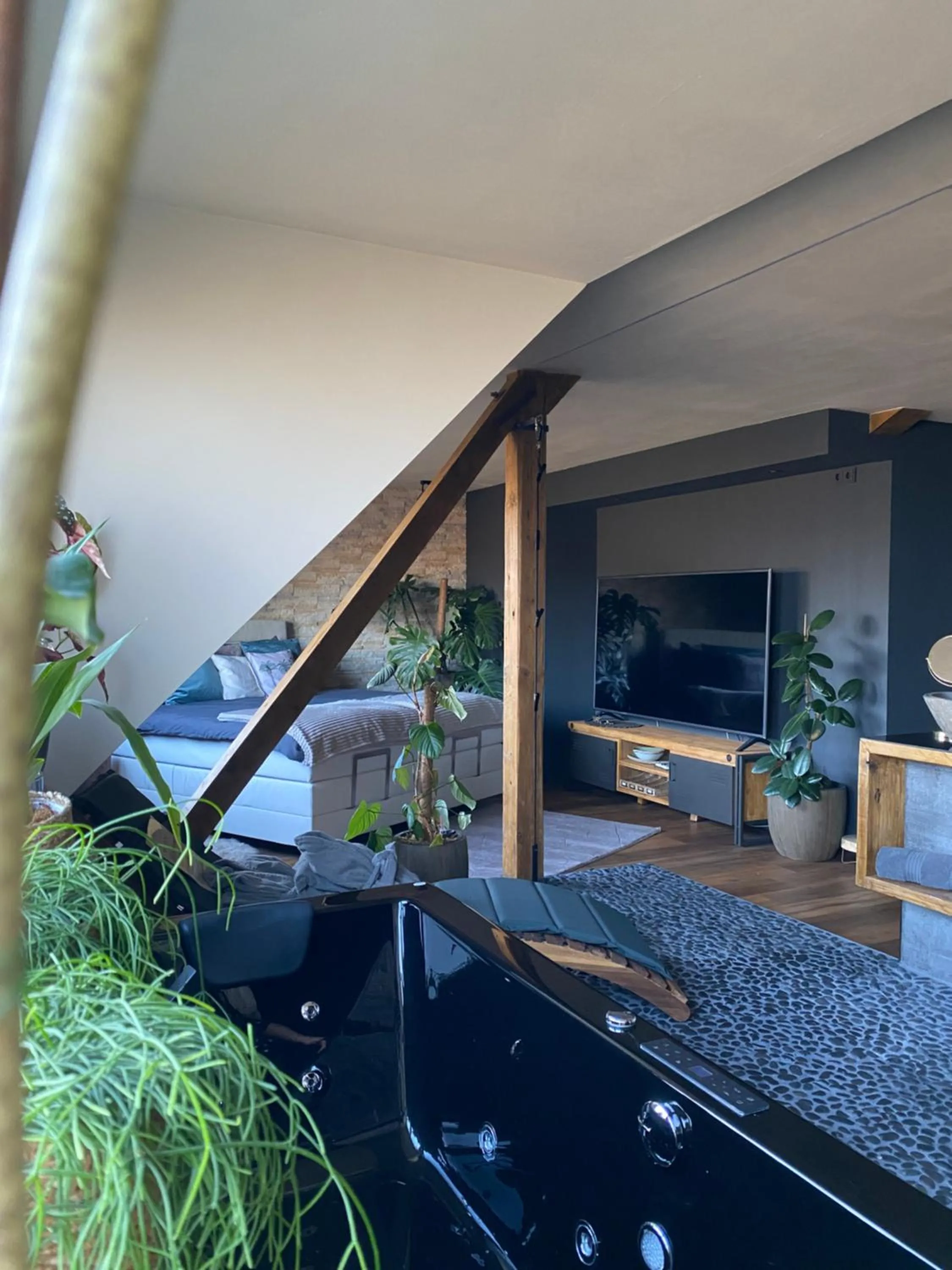 Bed in Wellness Suiten mit Whirlpool am Stadtrand von Essen