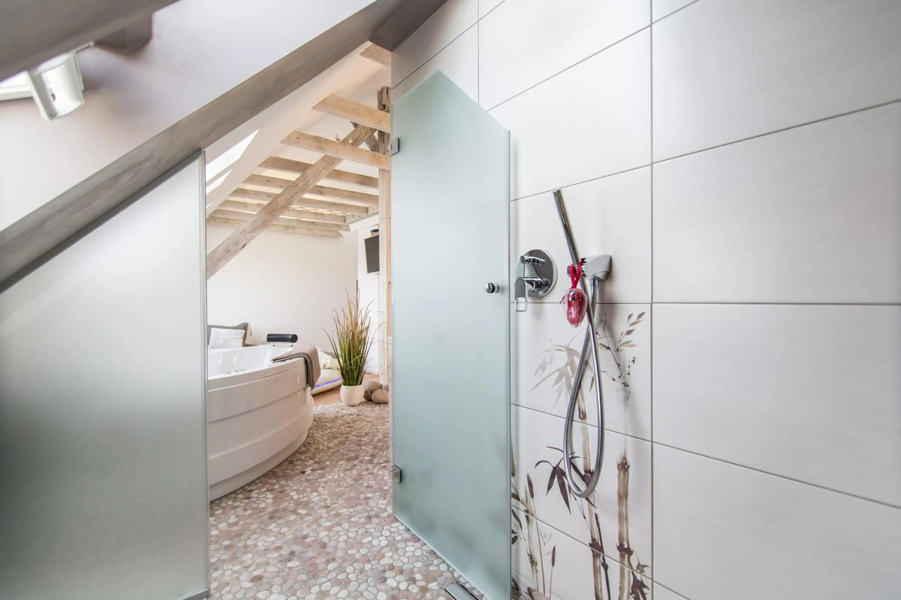Bathroom in Wellness Suiten mit Whirlpool am Stadtrand von Essen