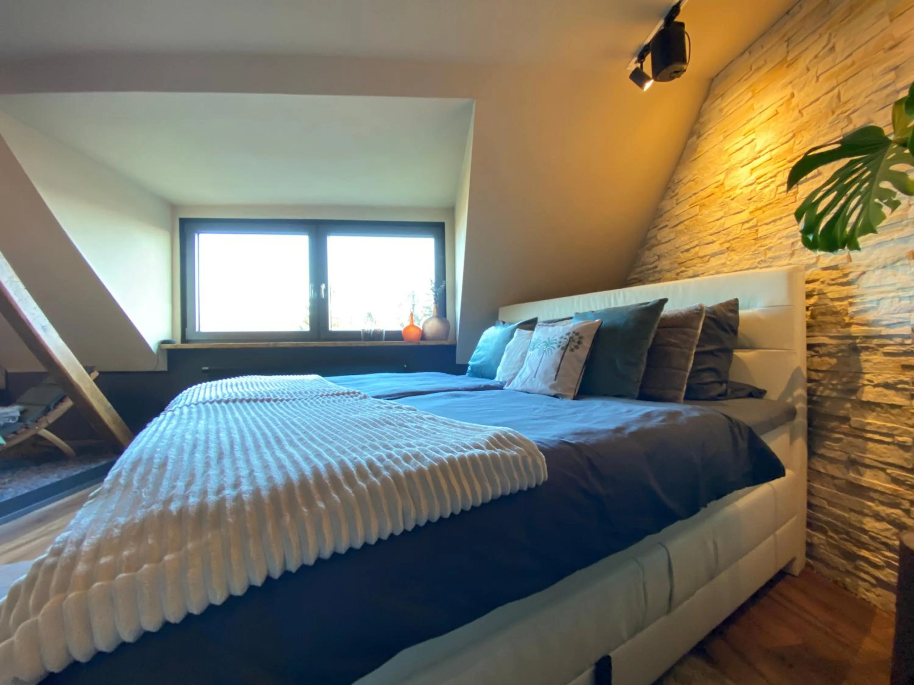 Bed in Wellness Suiten mit Whirlpool am Stadtrand von Essen