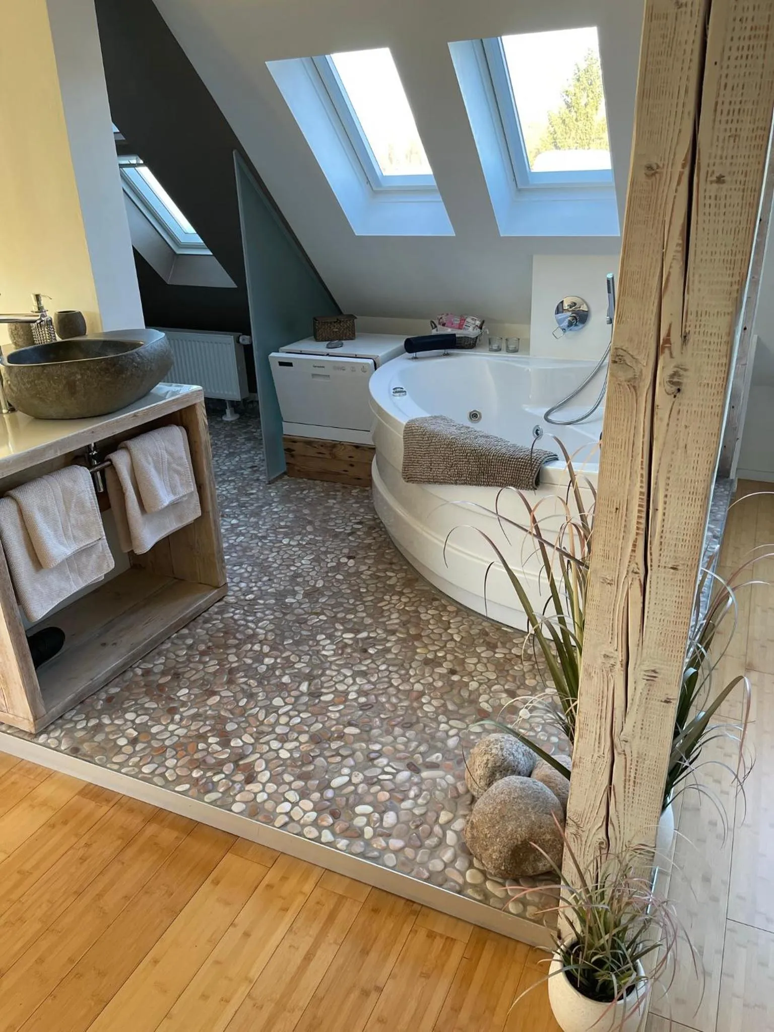 Hot Tub, Bed in Wellness Suiten mit Whirlpool am Stadtrand von Essen
