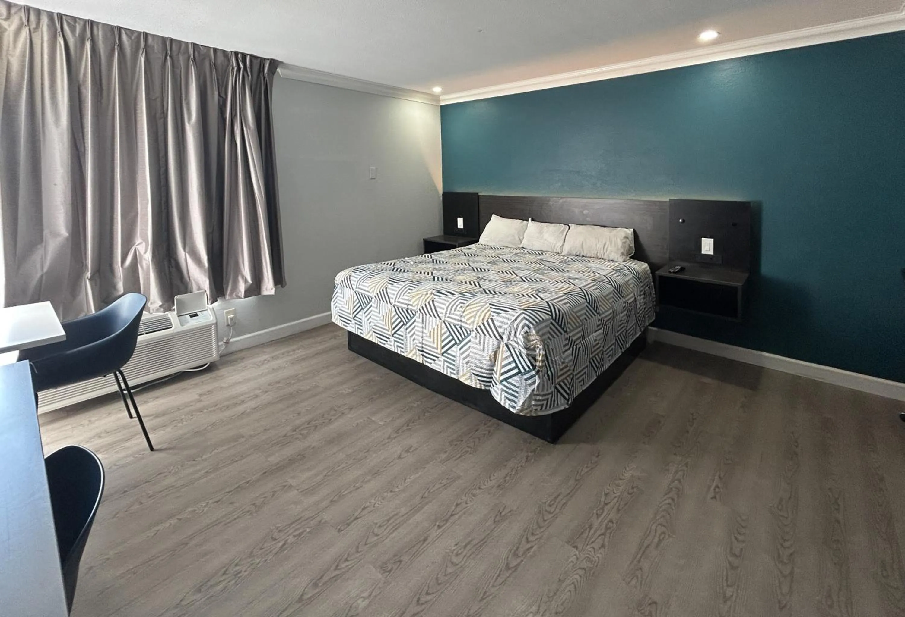 Bed in Studio 6 Suites Buena Park CA Anahiem Near Maingate Knotts