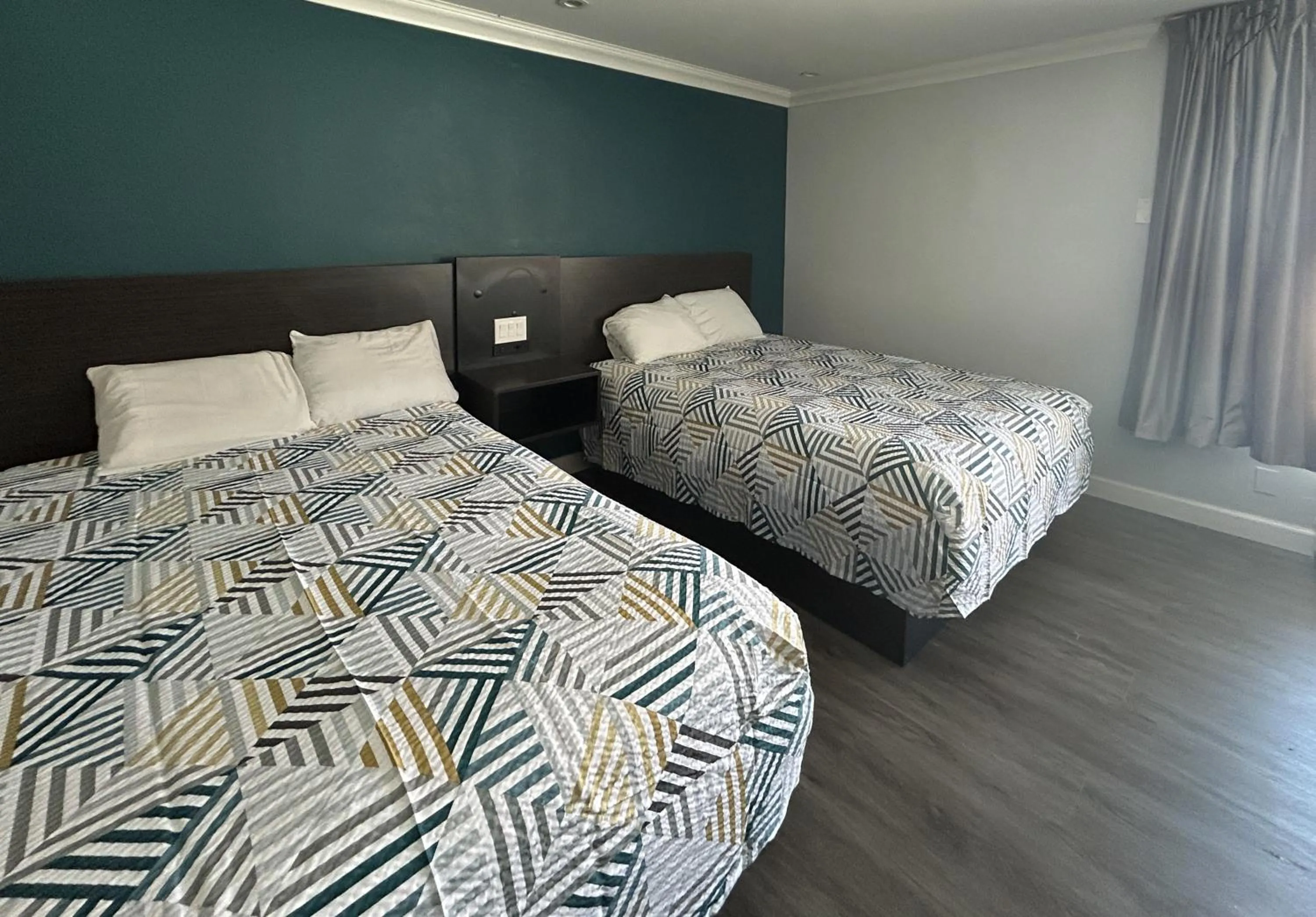 Bed in Studio 6 Suites Buena Park CA Anahiem Near Maingate Knotts