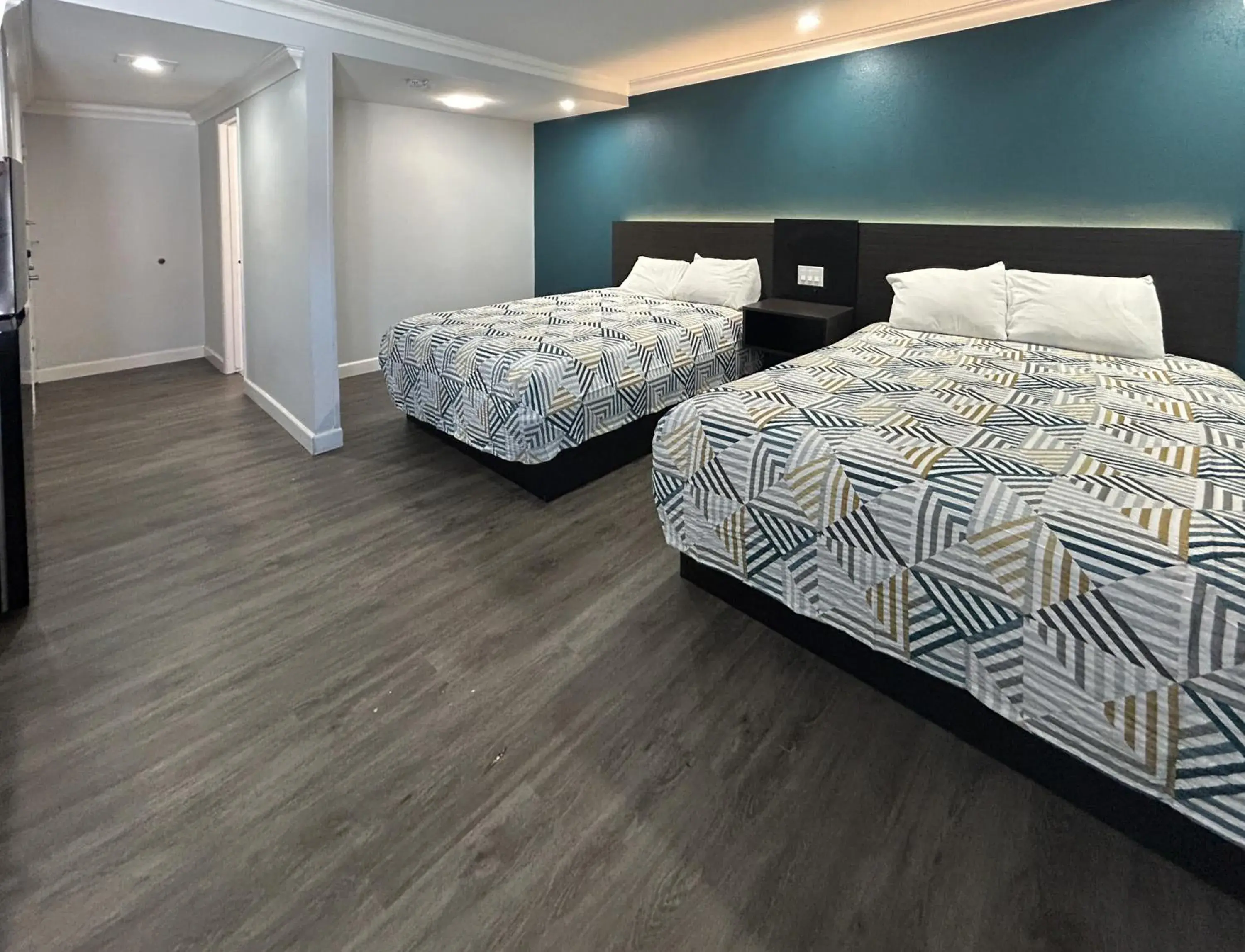 Queen Room with Two Queen Beds - Disability Access in Studio 6 Suites Buena Park CA Anahiem Near Maingate Knotts Queen Room with Two Queen Beds - Disability Access in Studio 6 Suites Buena Park CA Anahiem Near Maingate Knotts