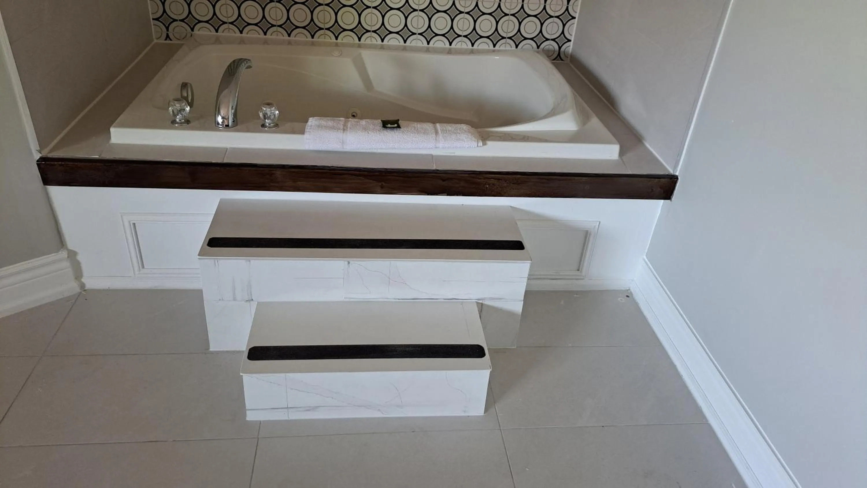 Bathroom in Cedar Lodge Motel