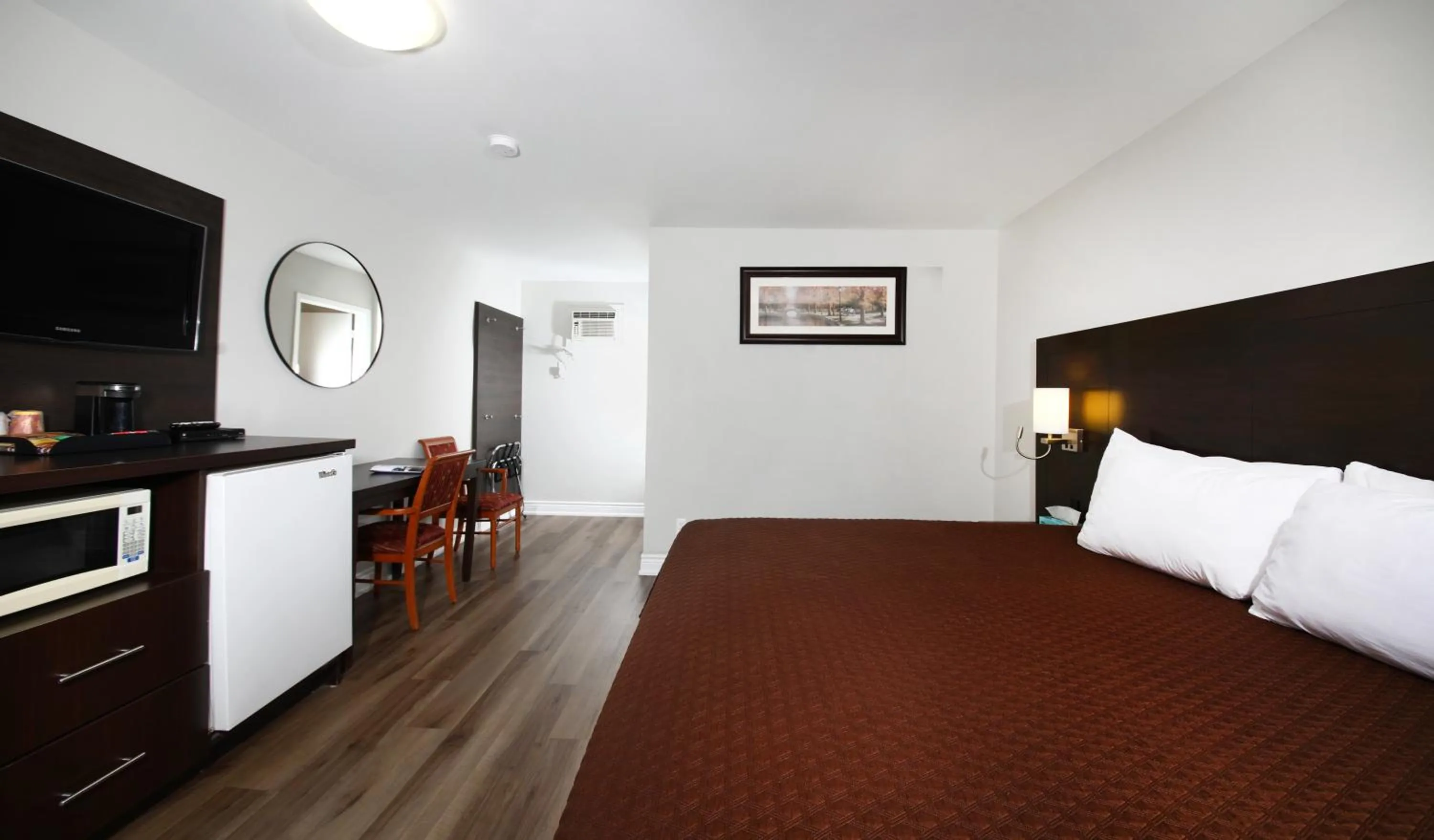 Photo of the whole room, Bed in Cedar Lodge Motel