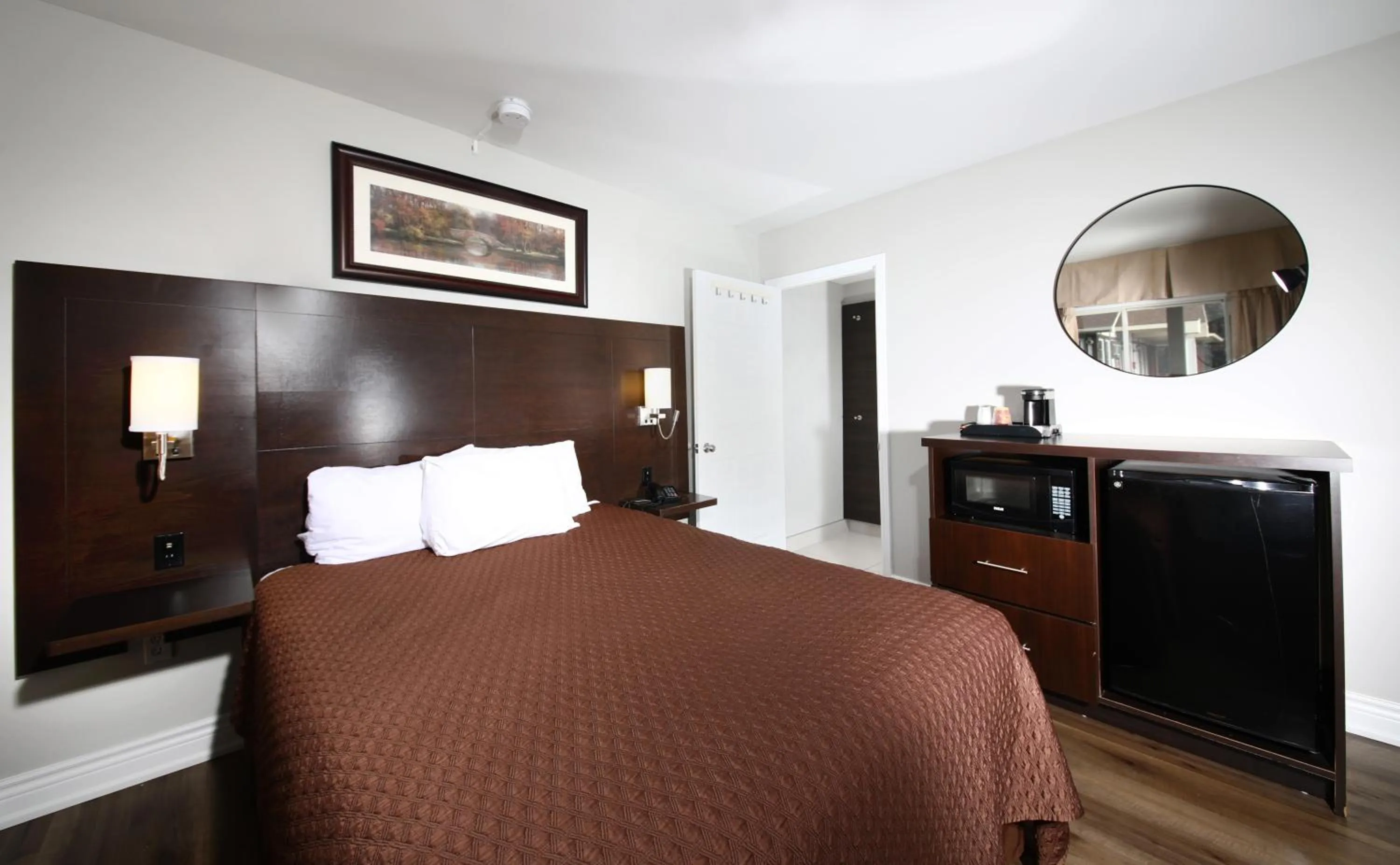 Bedroom, Bed in Cedar Lodge Motel