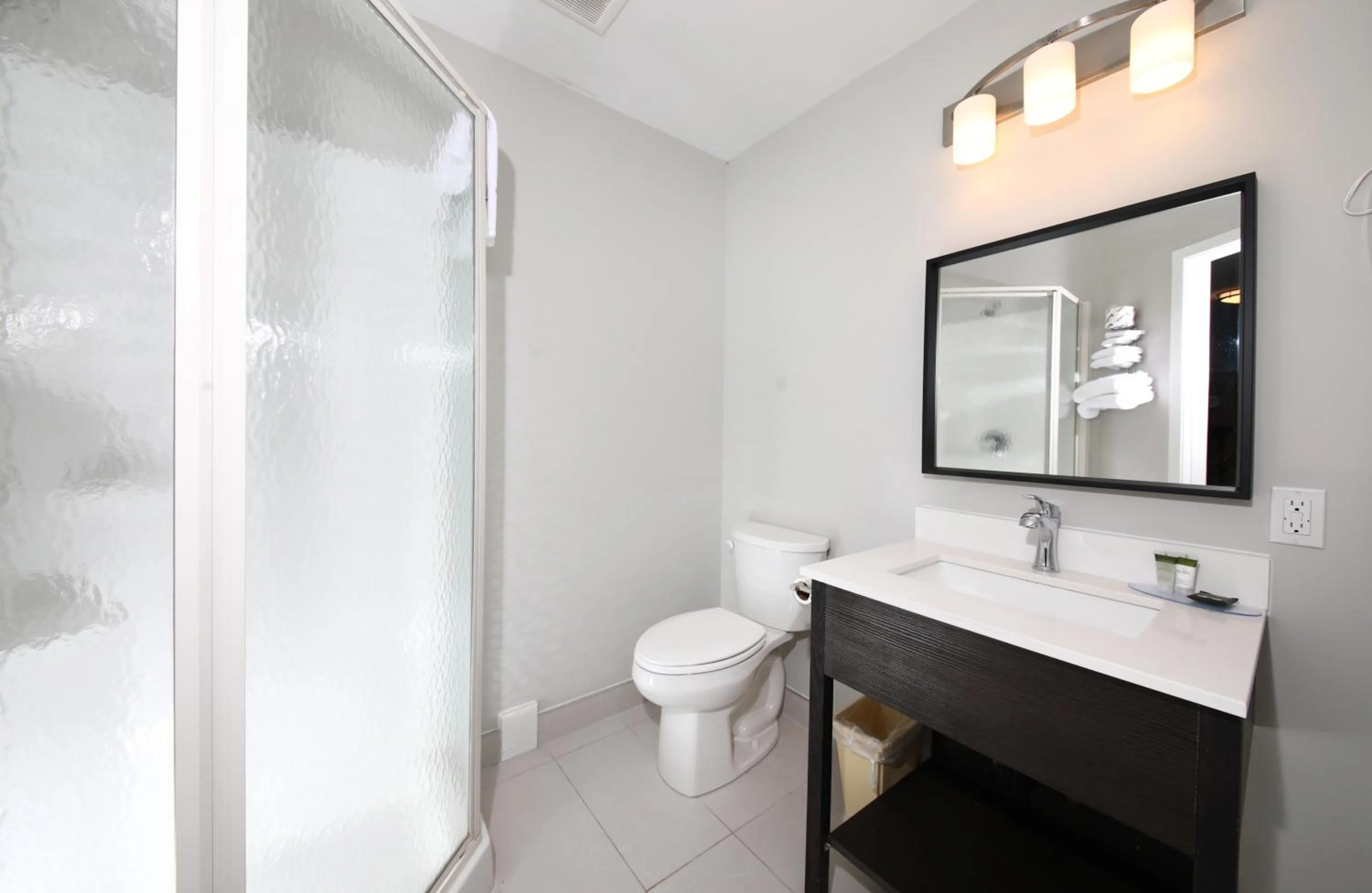 Bathroom in Cedar Lodge Motel