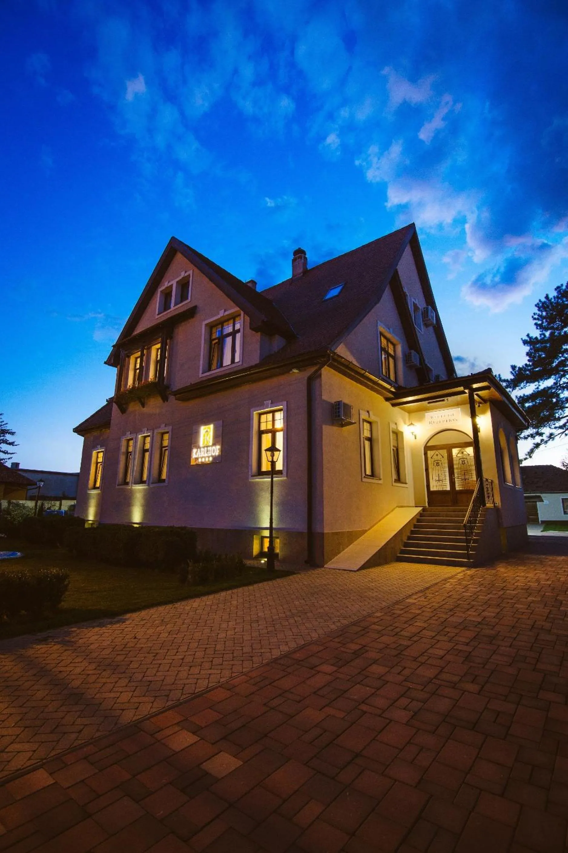 Facade/entrance in Karlhof