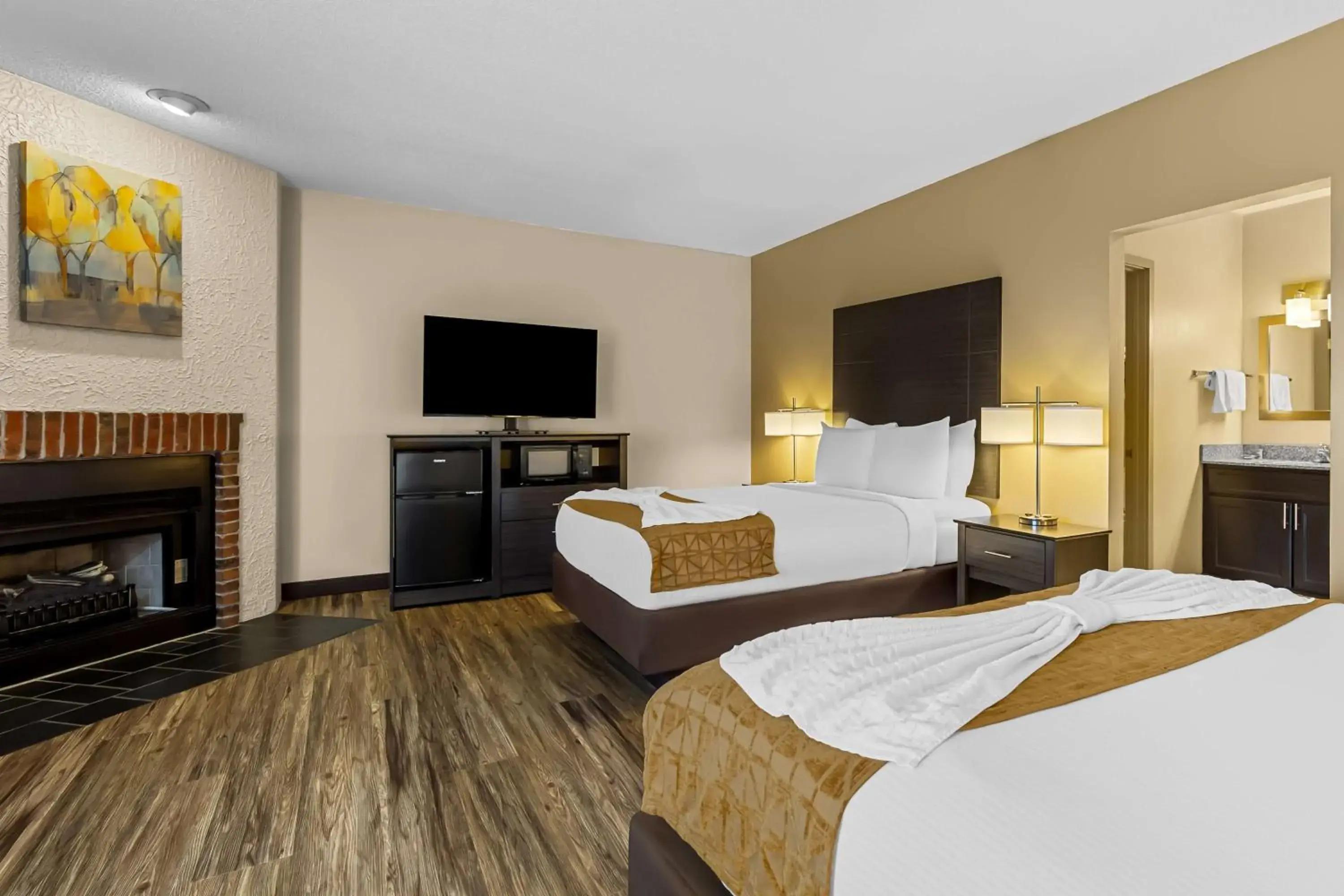 Queen Room with Two Queen Beds and Fireplace in Best Western Toni Inn Queen Room with Two Queen Beds and Fireplace in Best Western Toni Inn
