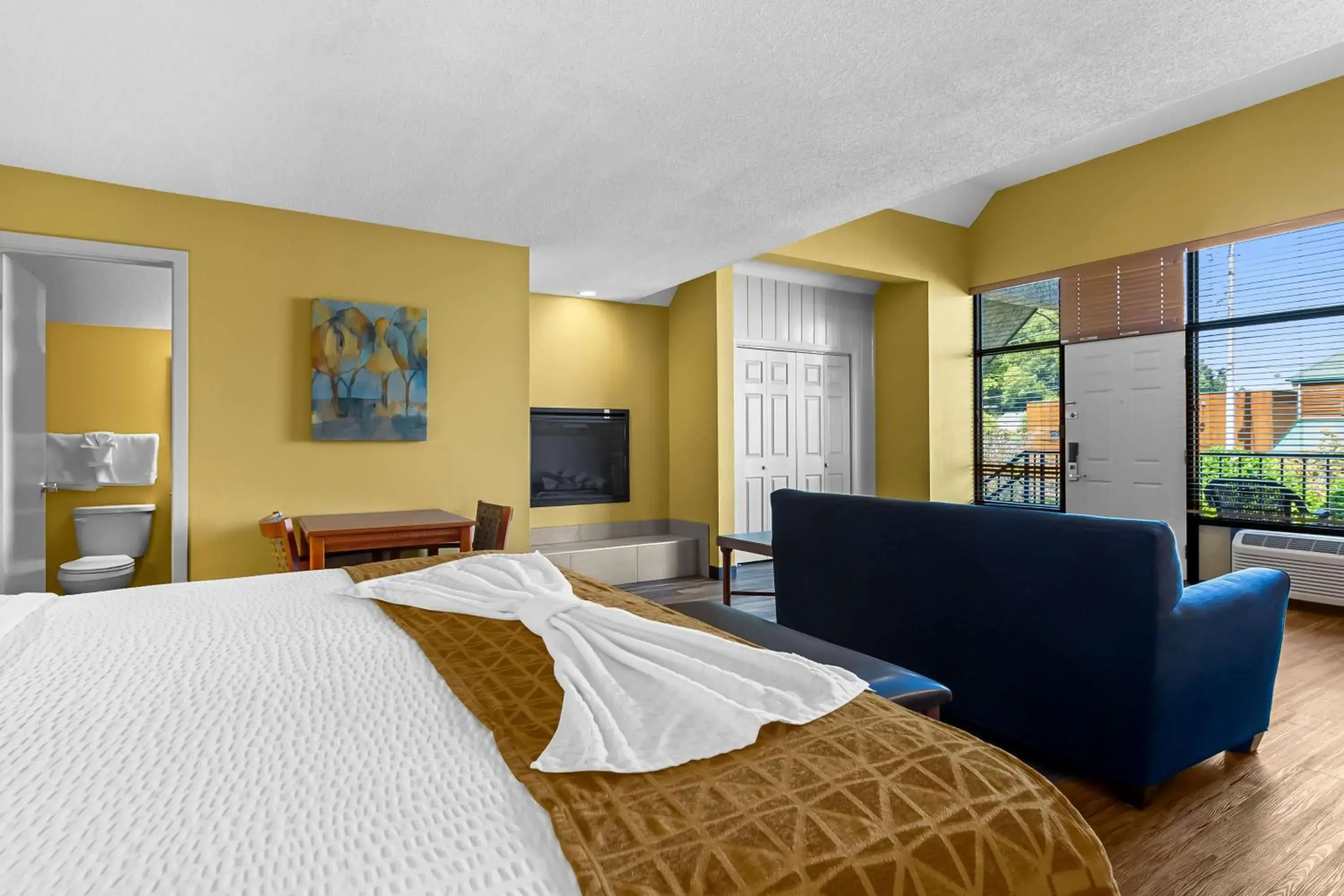 King Room with Private Balcony in Best Western Toni Inn King Room with Private Balcony in Best Western Toni Inn