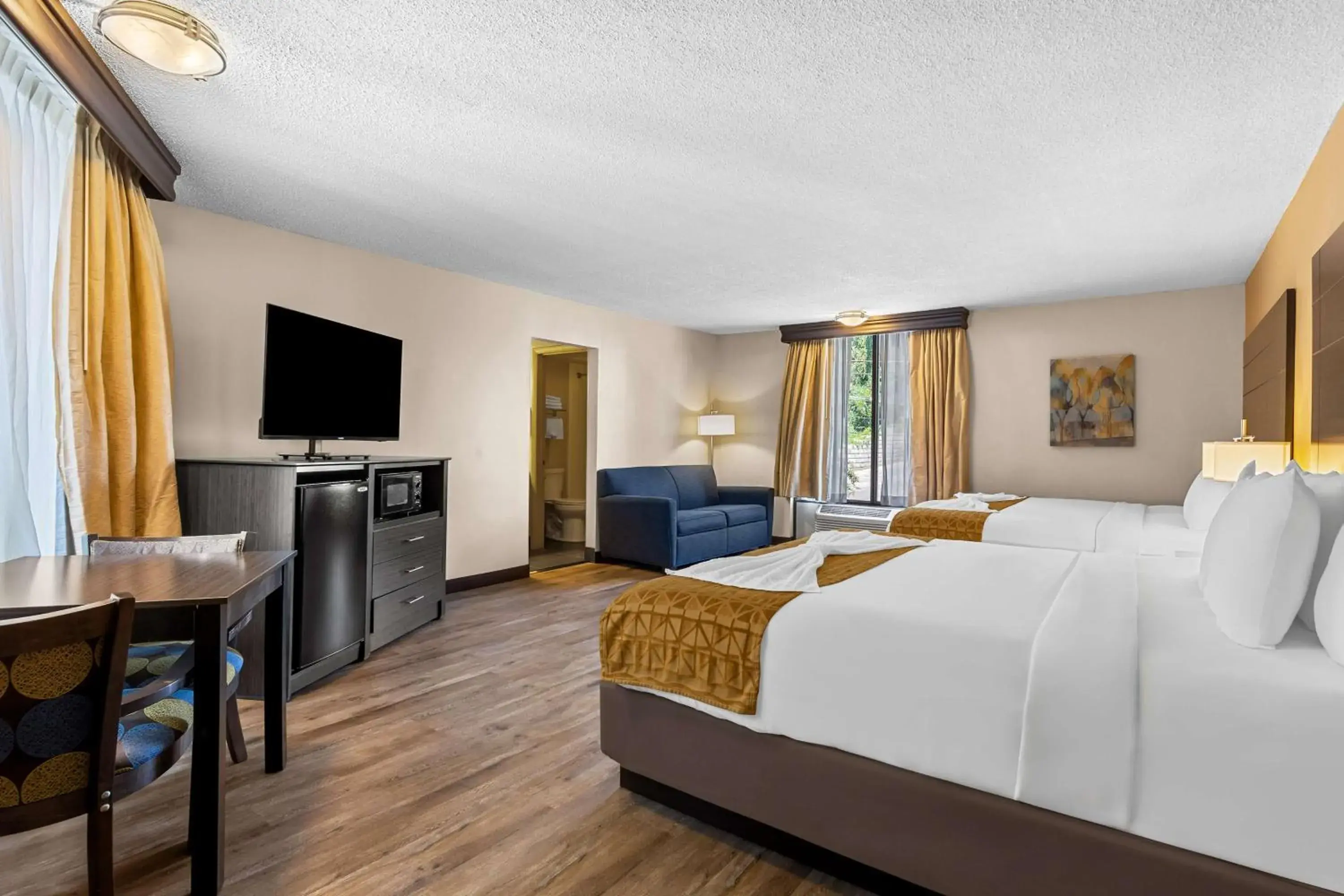 Family Room with Two King Beds in Best Western Toni Inn Family Room with Two King Beds in Best Western Toni Inn