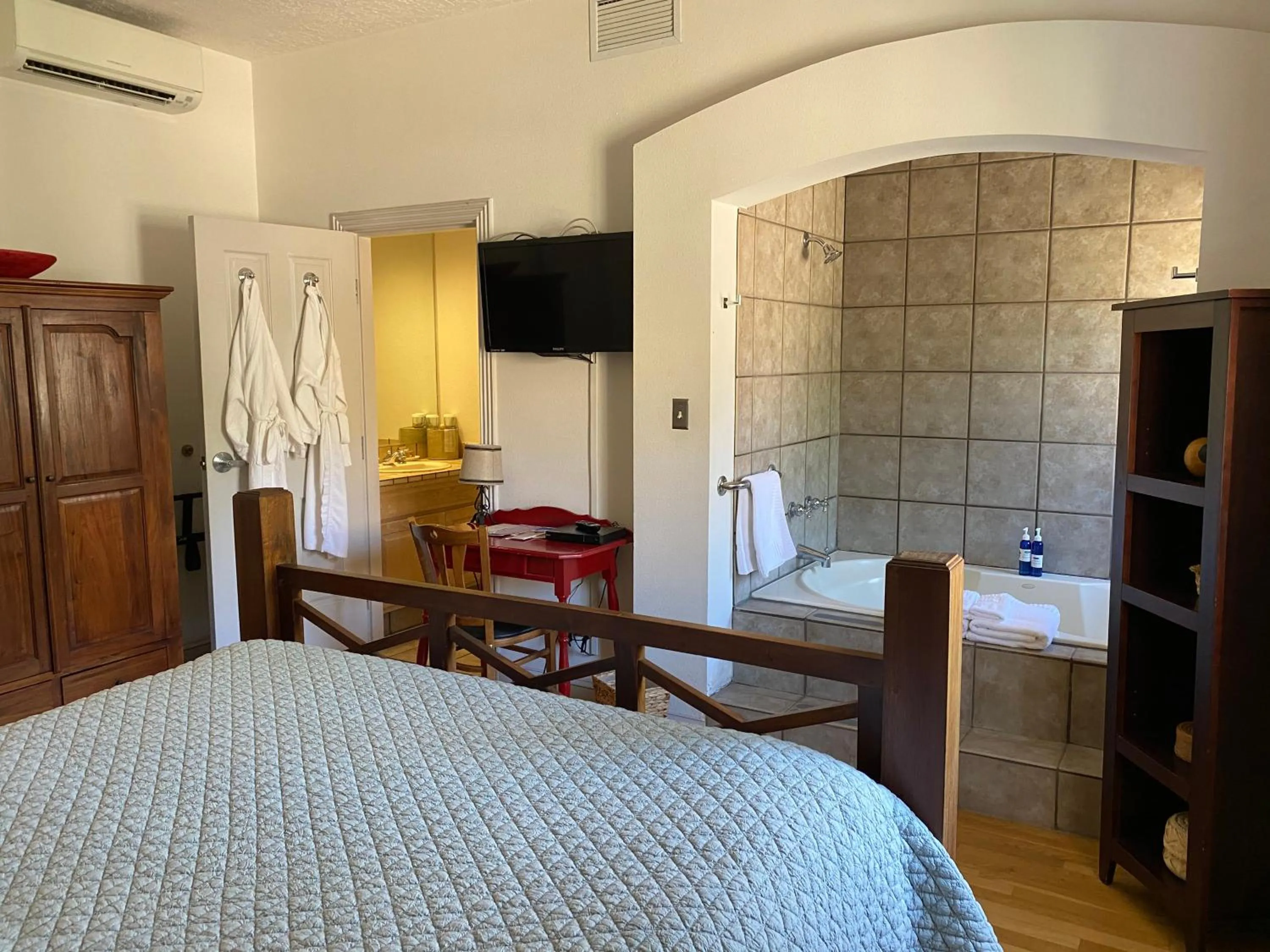 Bathroom, Bed in Sierra Grande, a Ted Turner Retreat