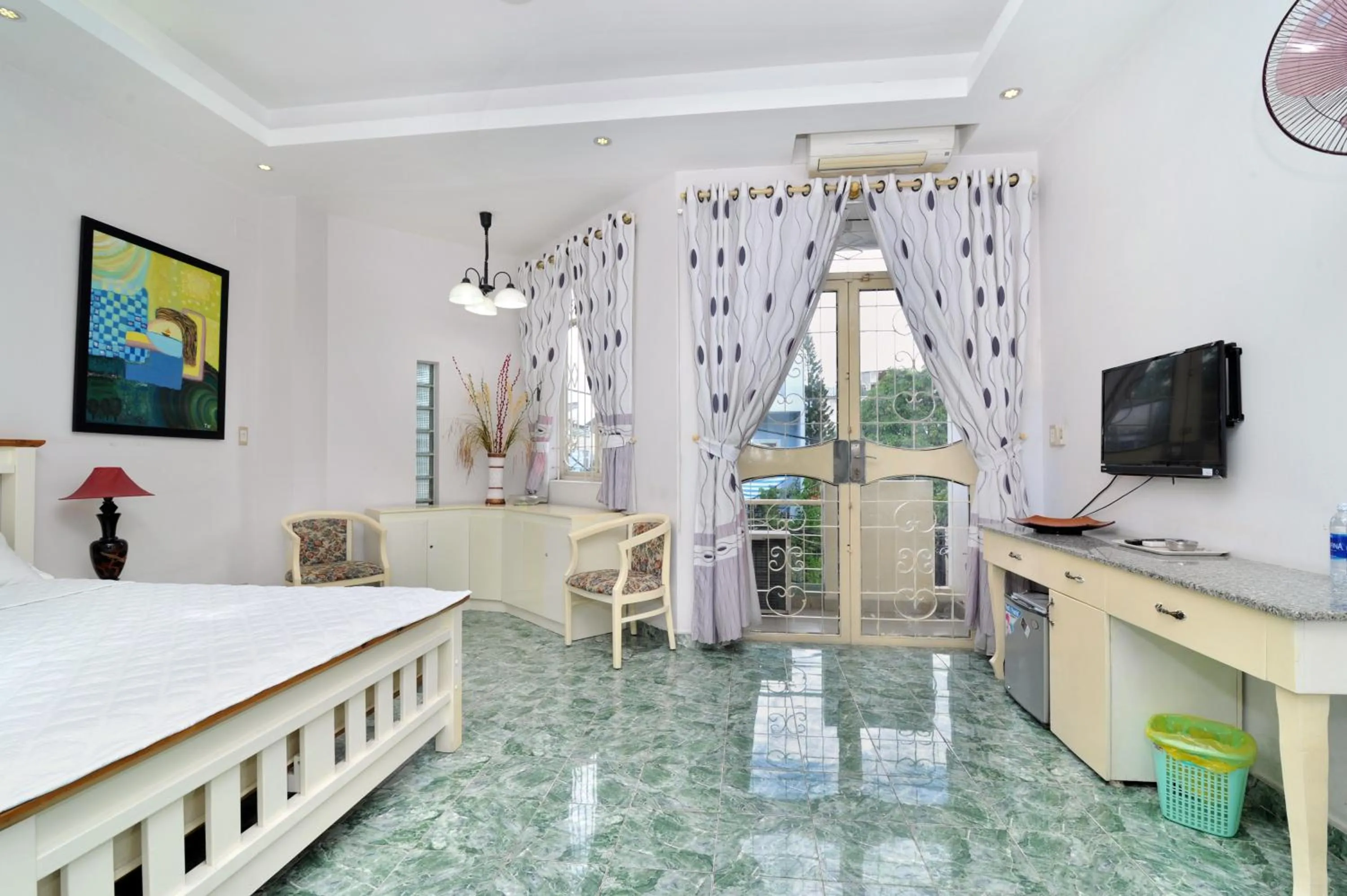 Photo of the whole room, Bed in Sunshine