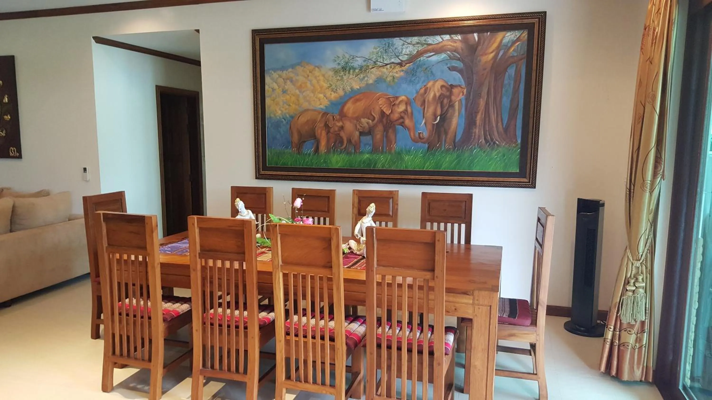 Dining area in Saifon Villas 5 Bedroom Pool Villa