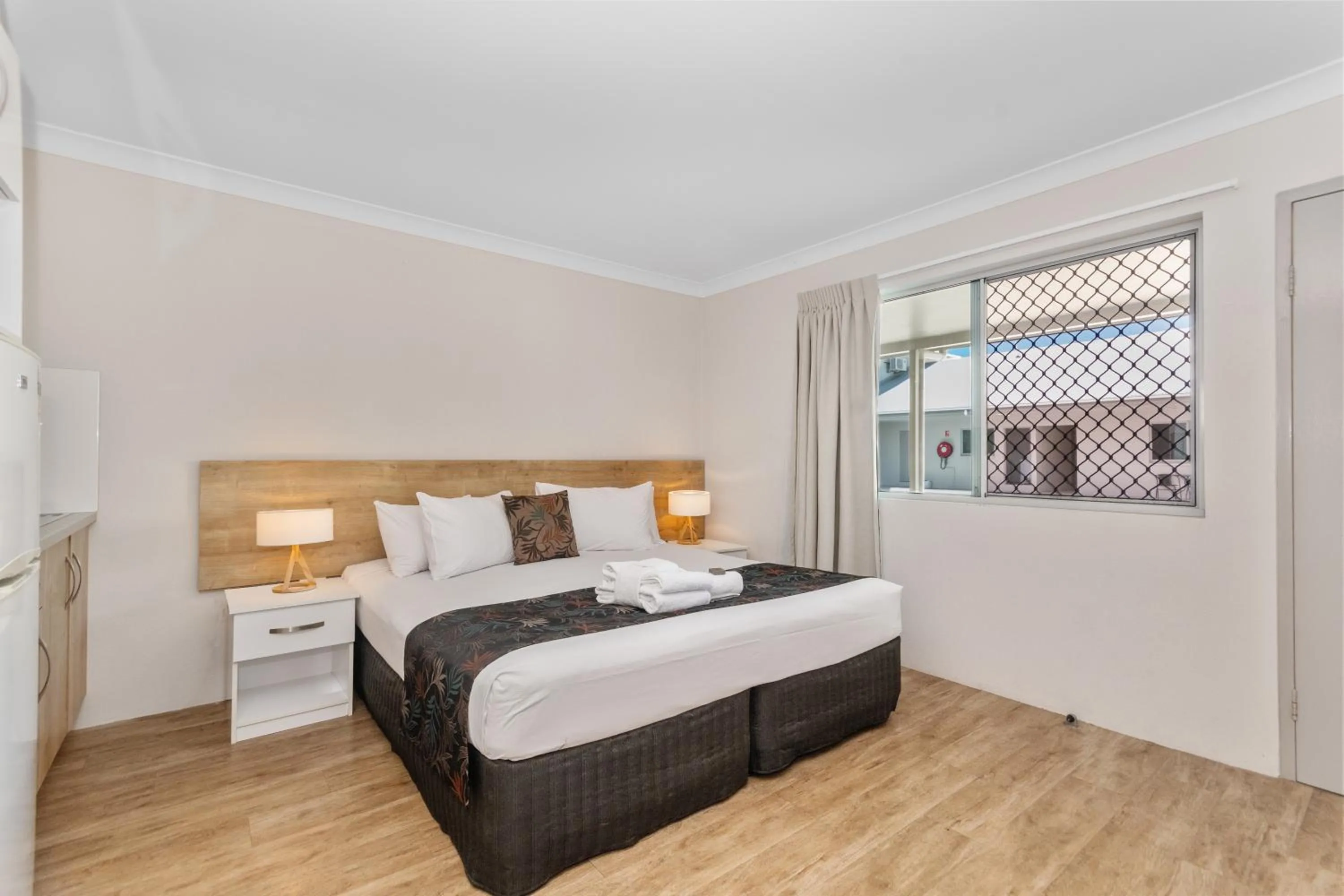 Bed in Castle Crest Motel