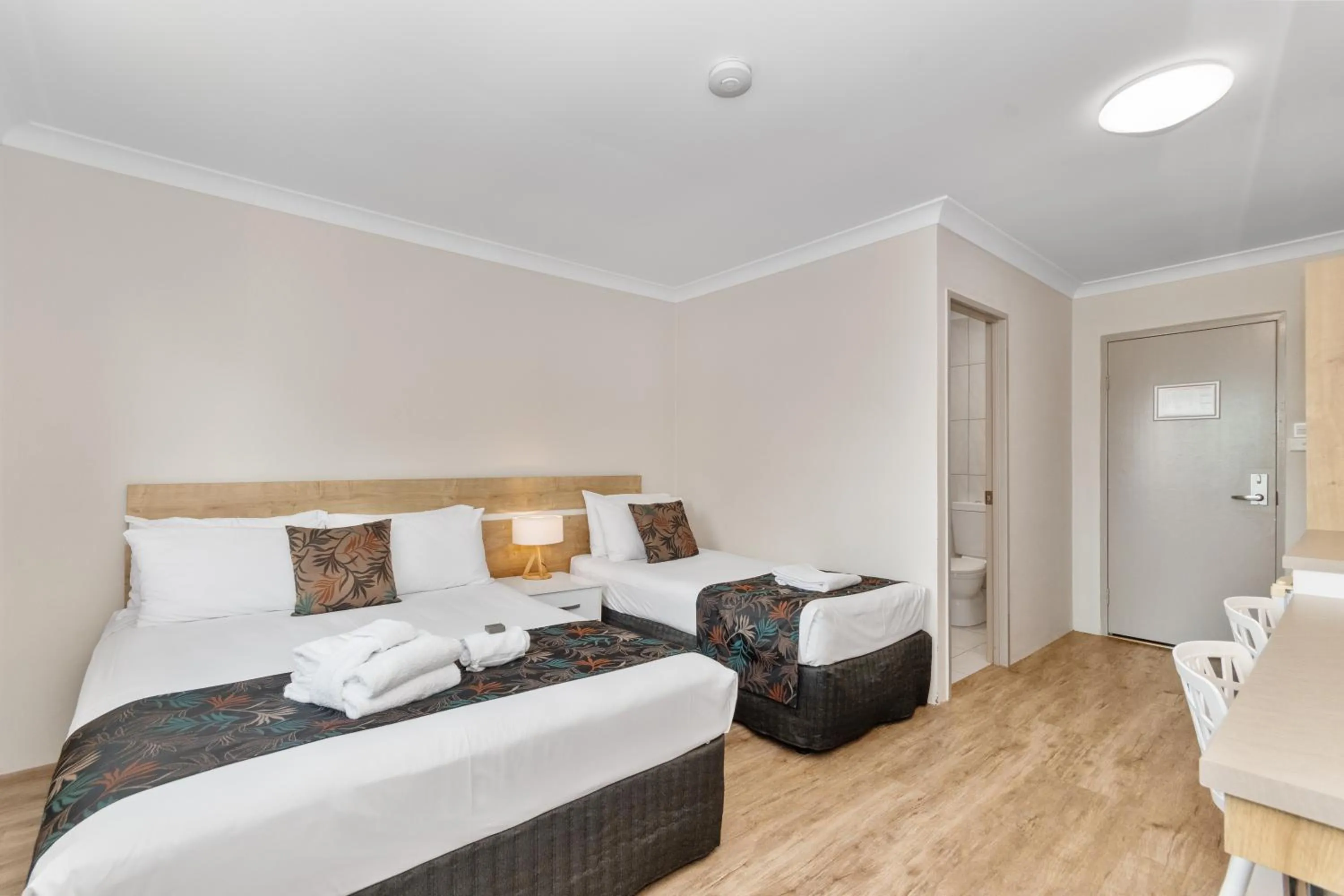 Bed in Castle Crest Motel