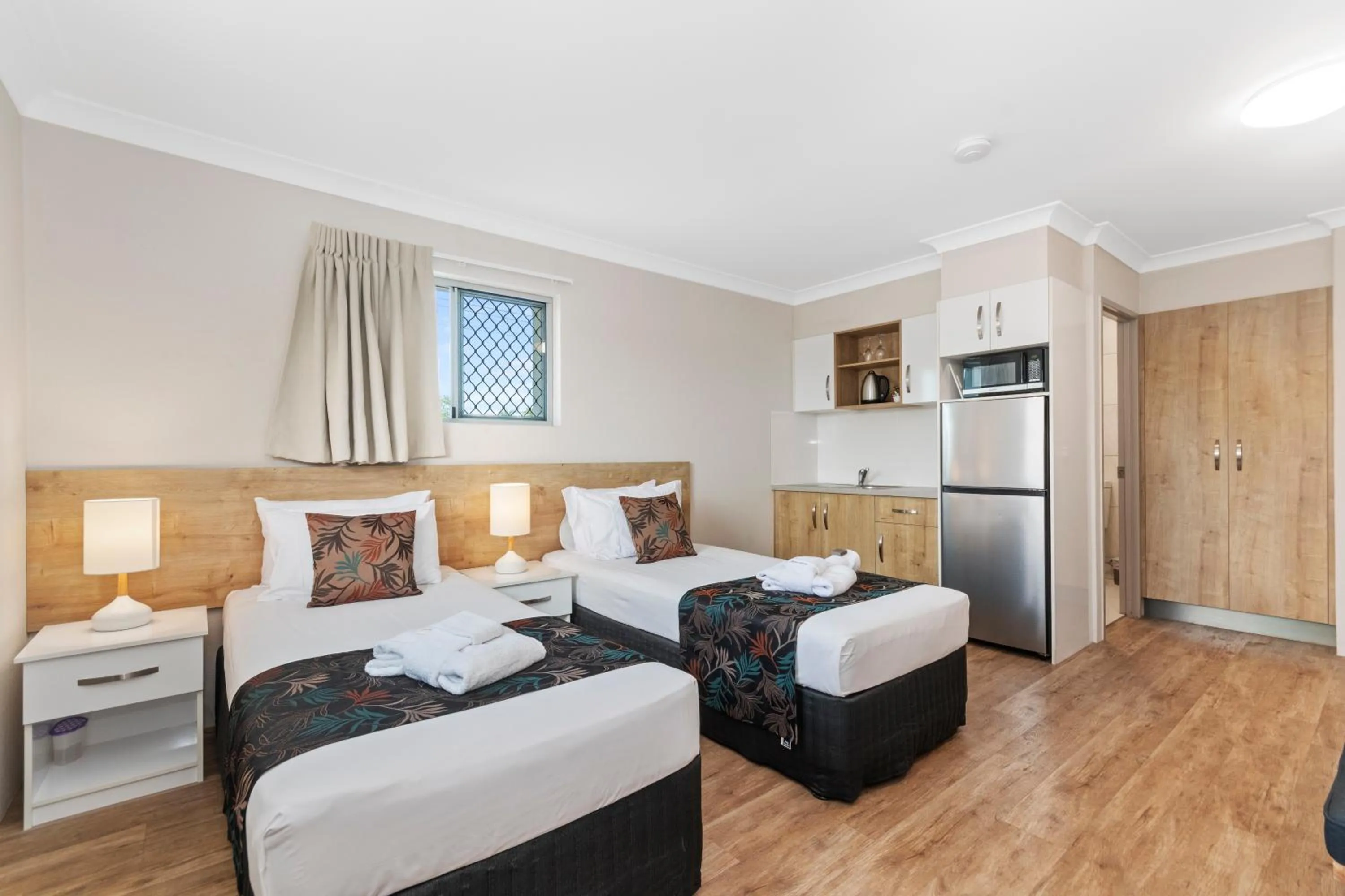 Bed in Castle Crest Motel