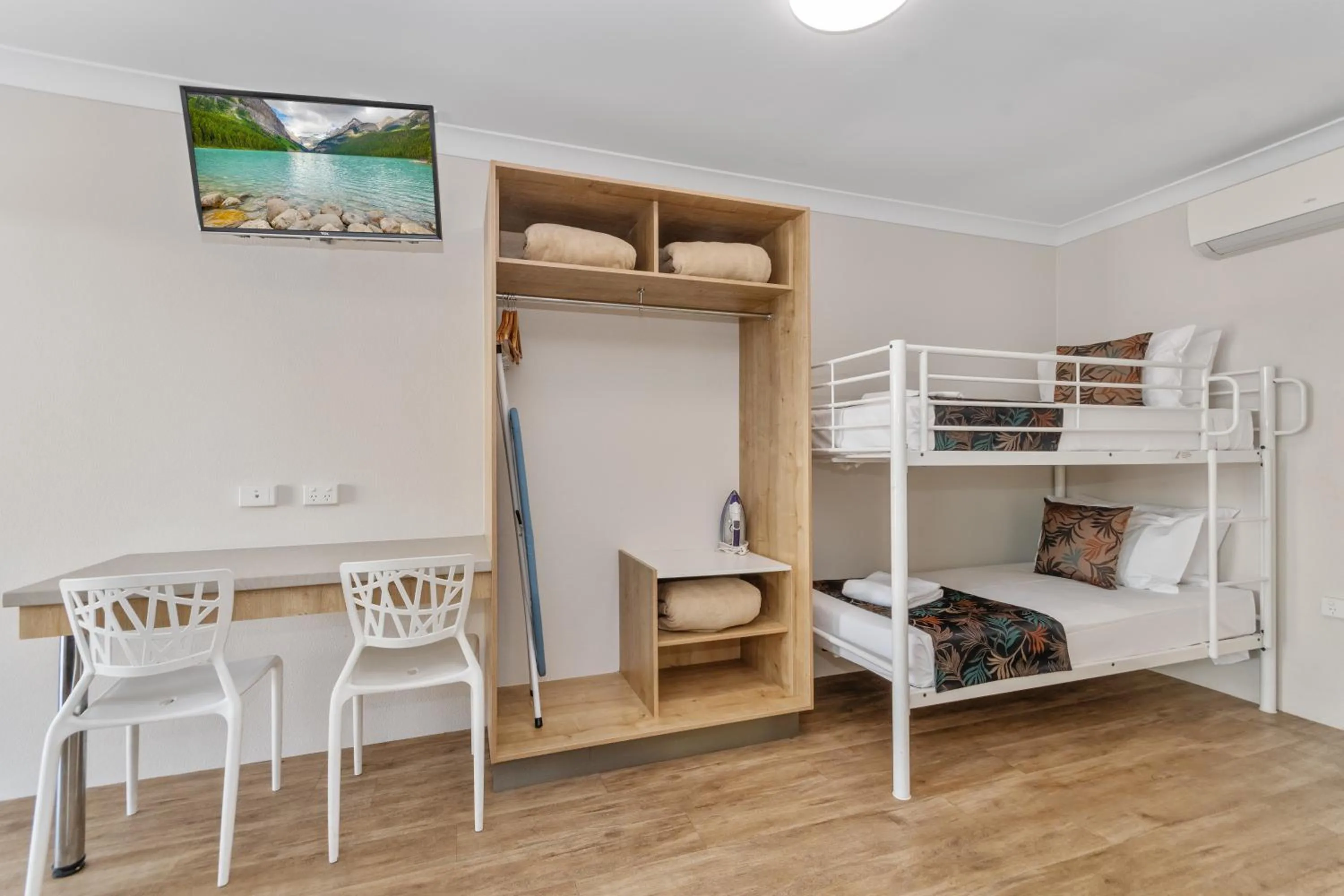 Bed in Castle Crest Motel