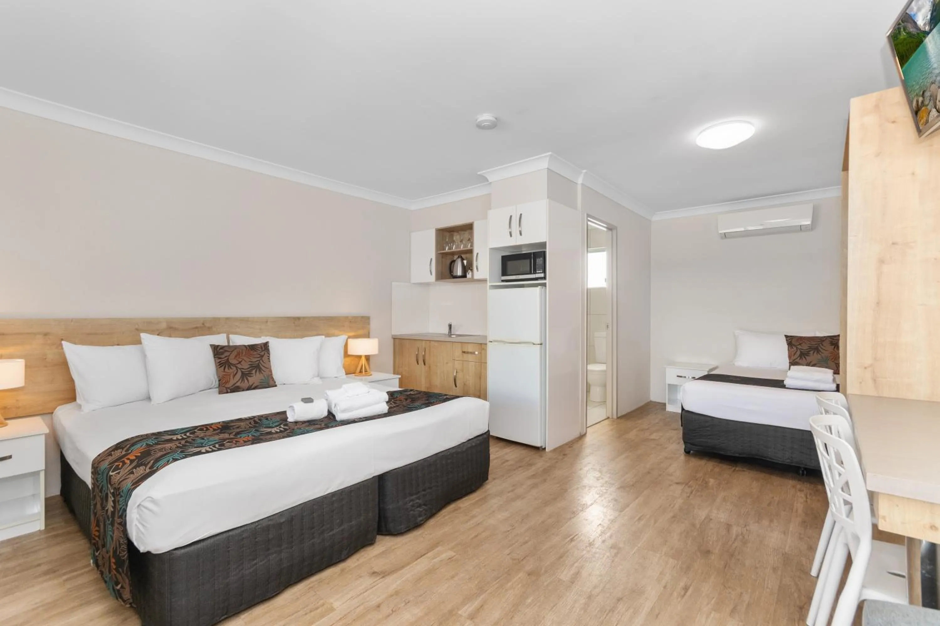 Bed in Castle Crest Motel