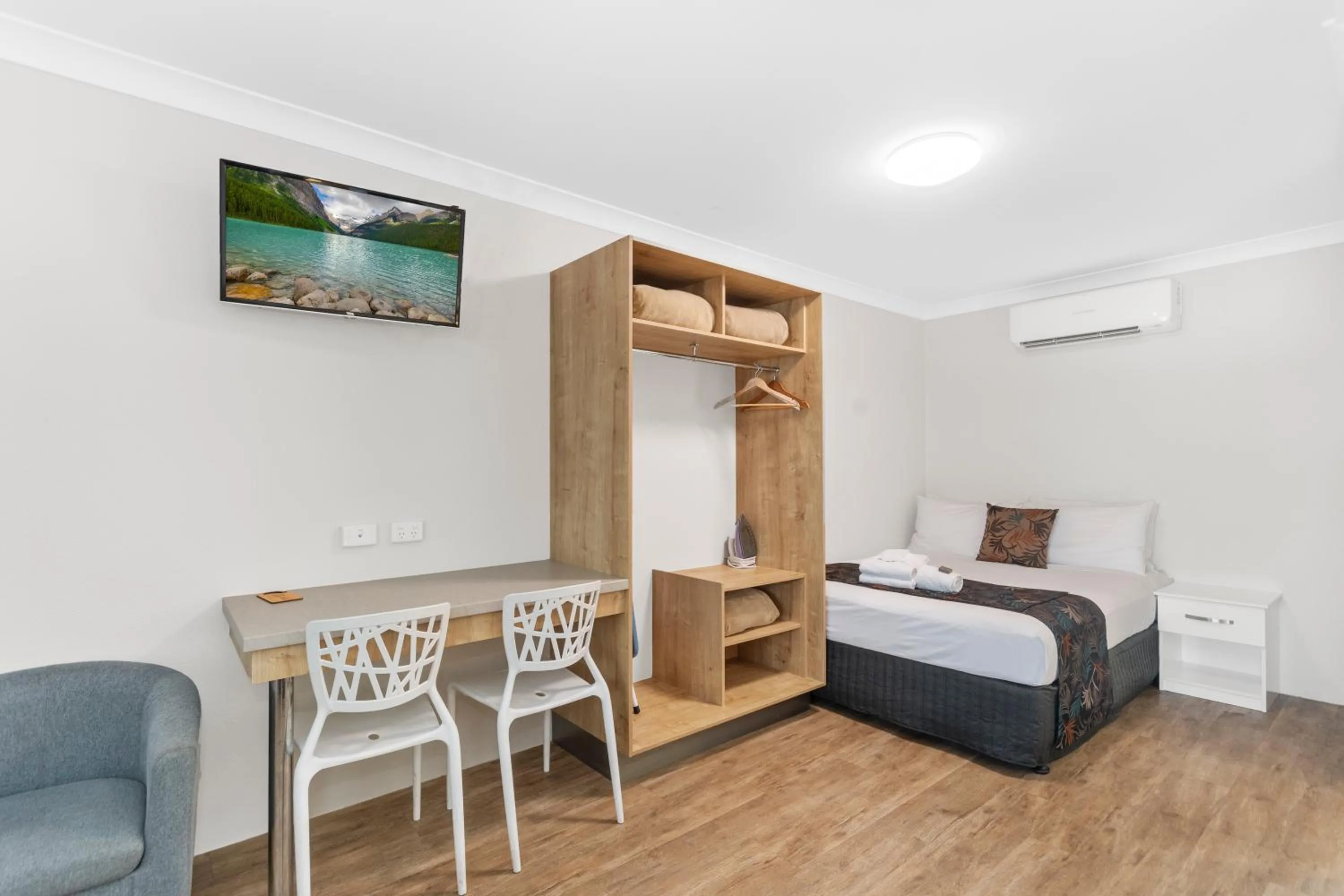 Bed in Castle Crest Motel