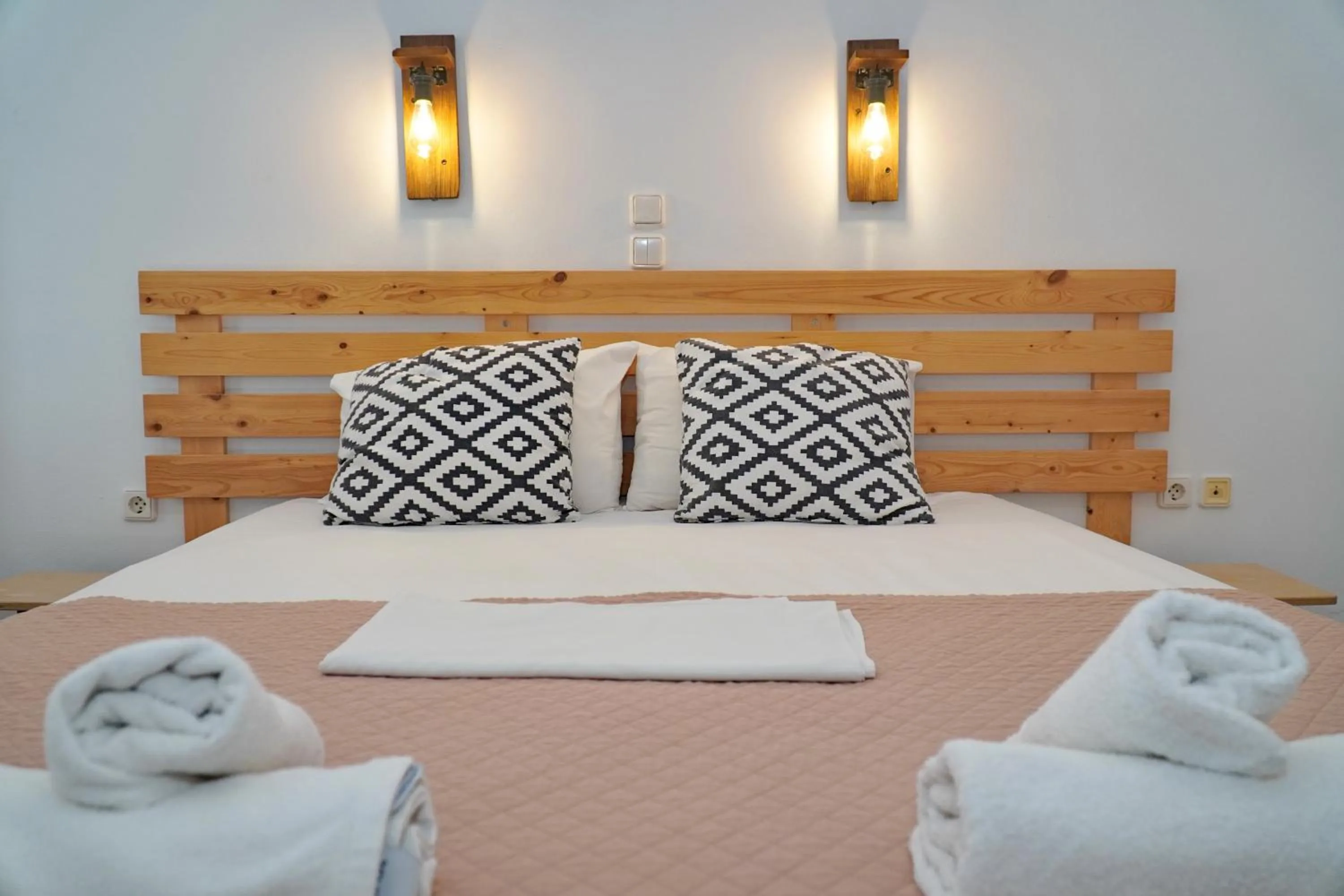 Property building, Bed in Camara Hotel