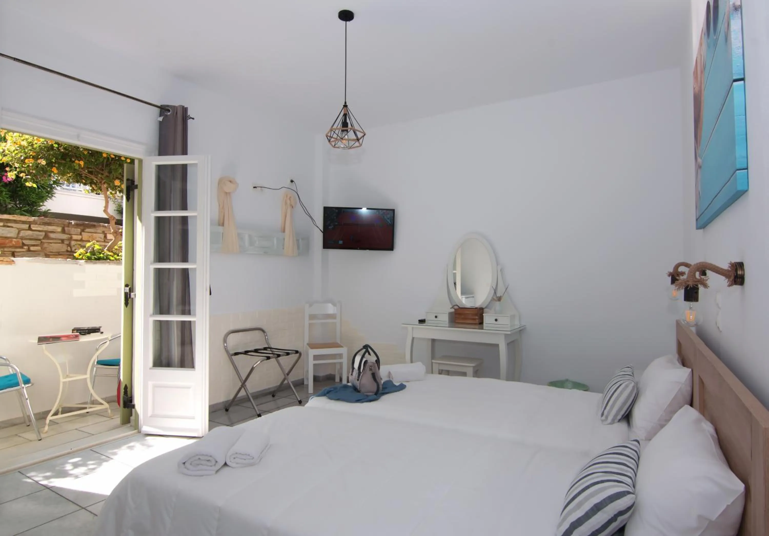 Photo of the whole room, Bed in Camara Hotel