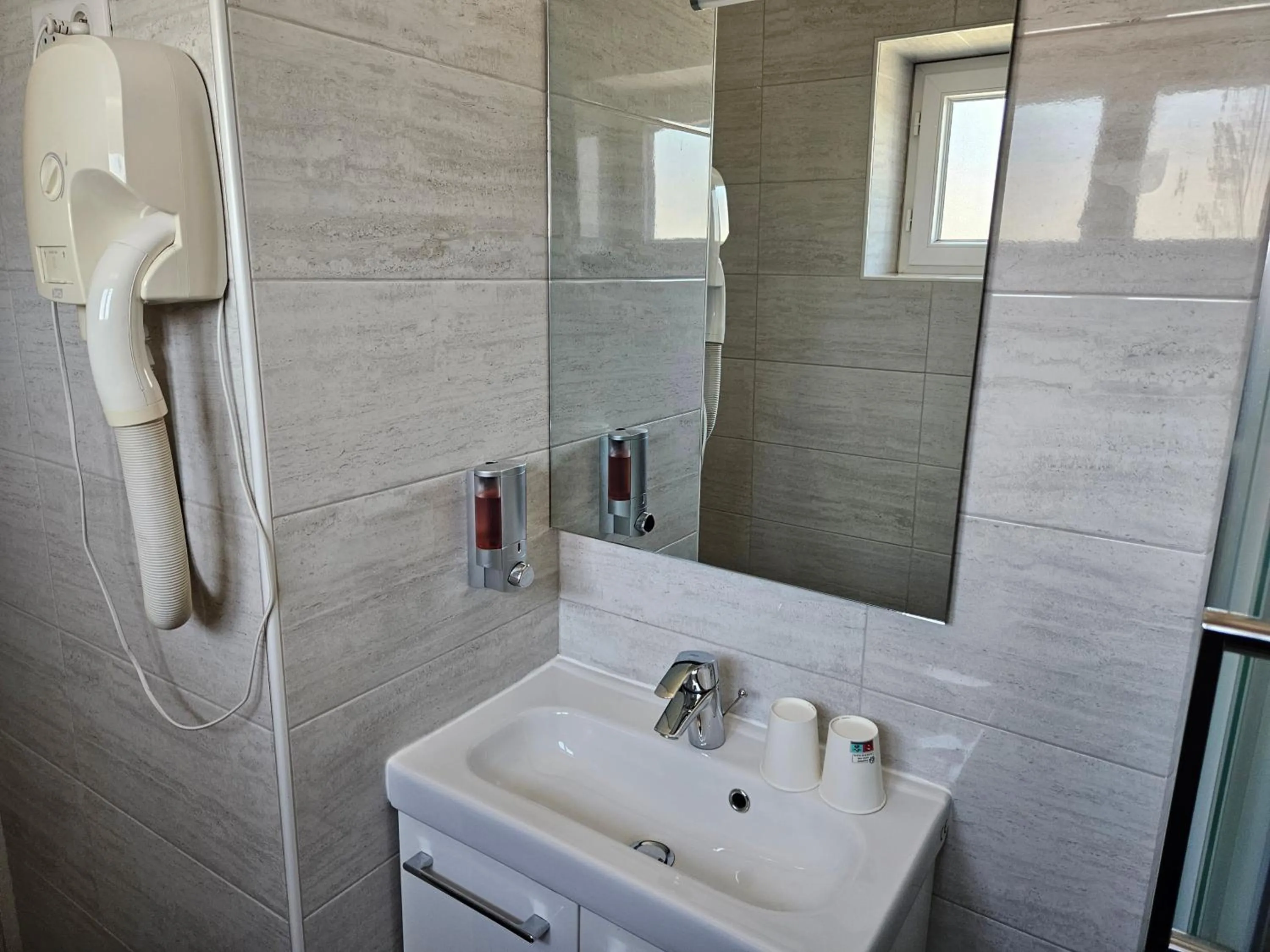 Shower in Hôtel Bellevue et du Chariot d'Or