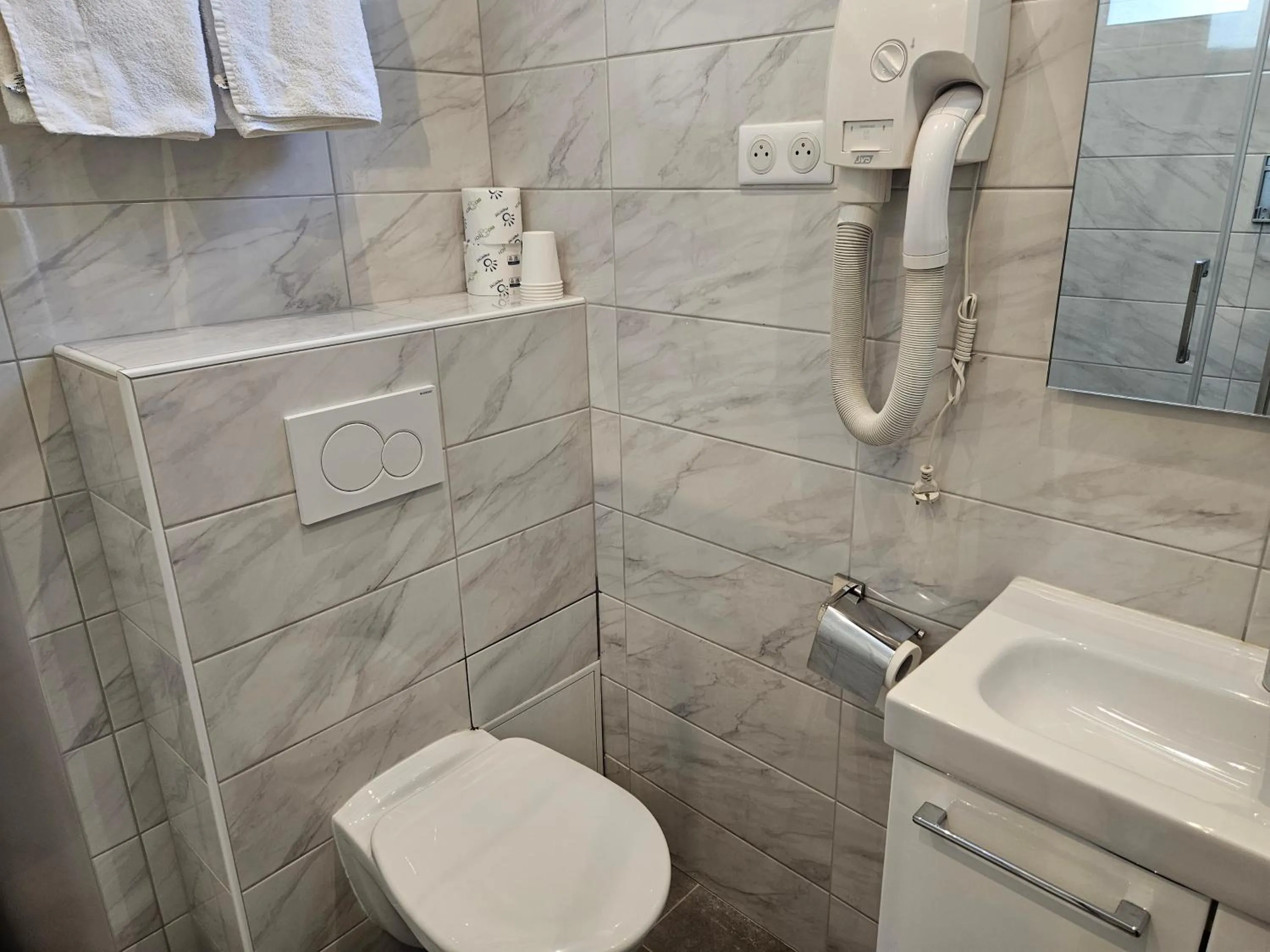 Shower in Hôtel Bellevue et du Chariot d'Or