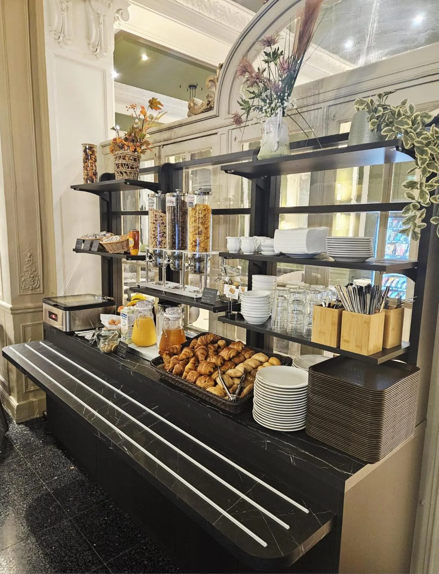 Breakfast in Hôtel Bellevue et du Chariot d'Or