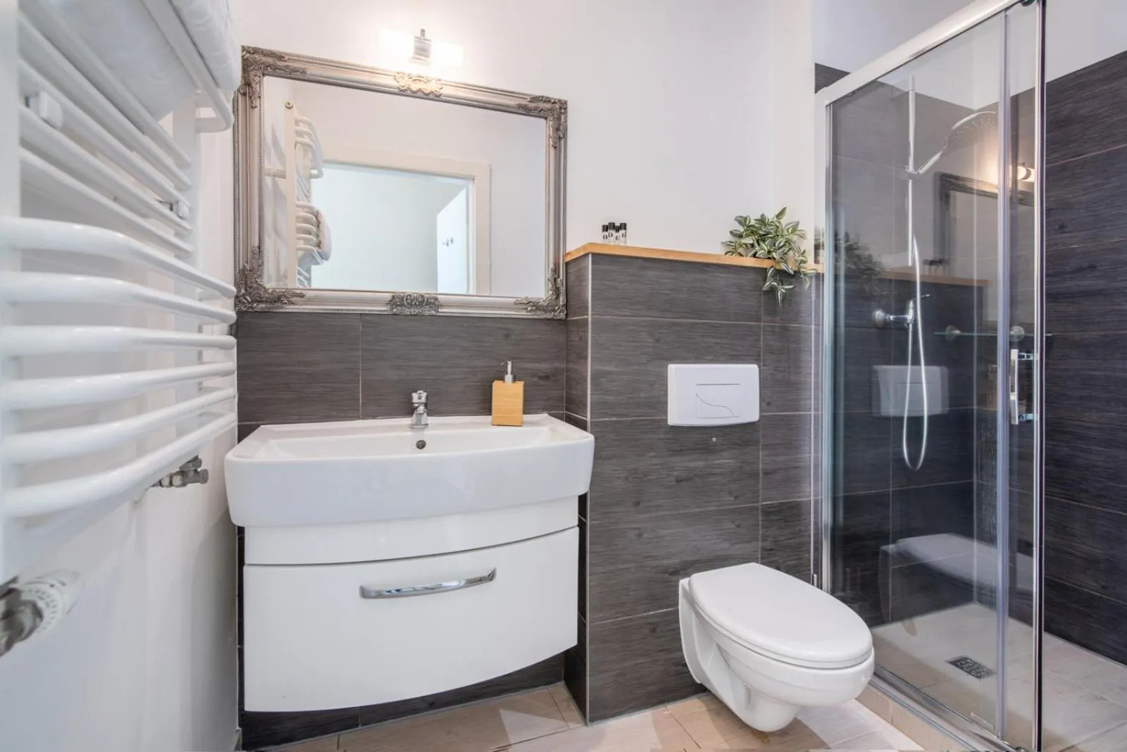 Bathroom in Black Swan House, Old Town