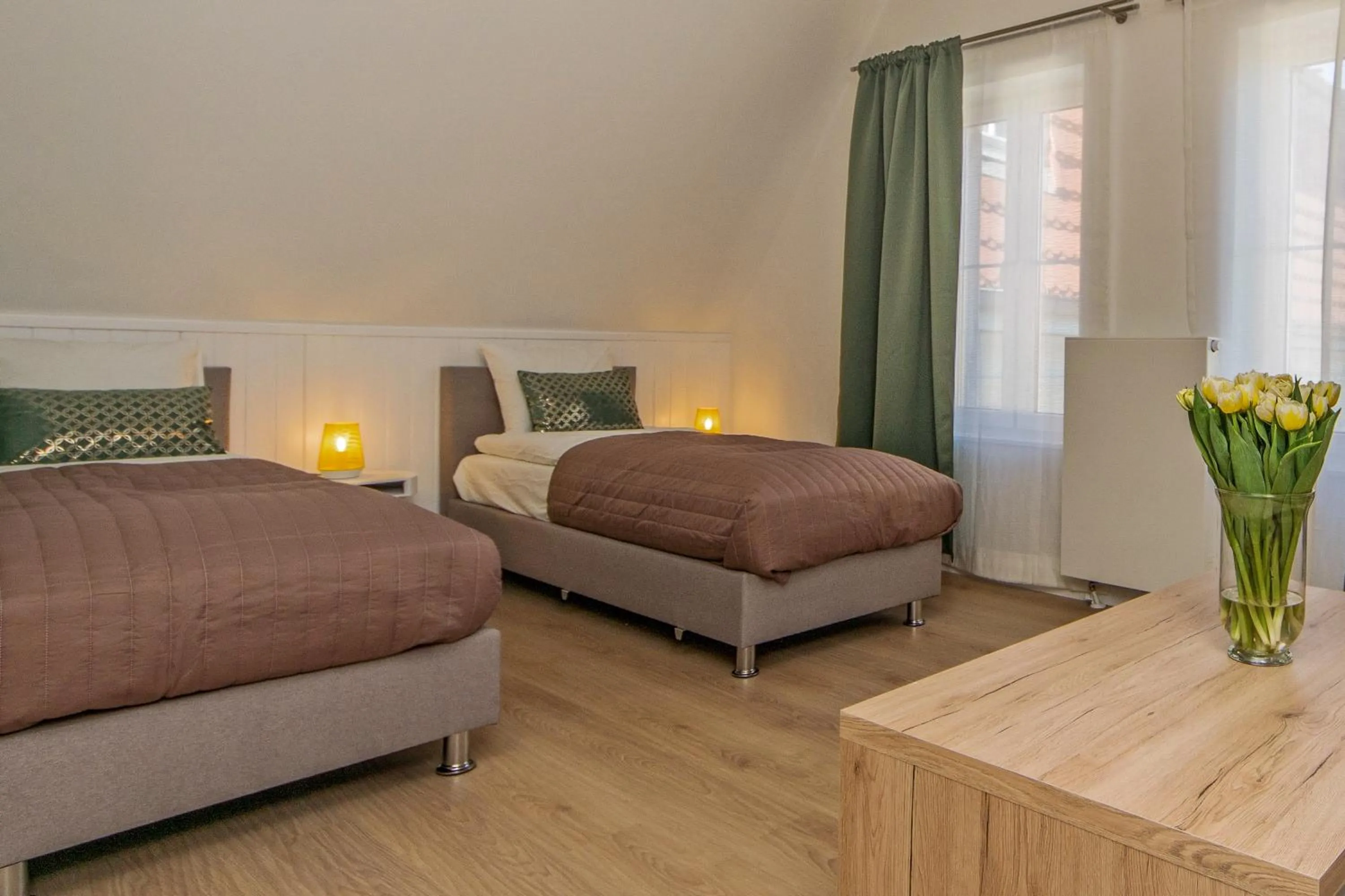 Photo of the whole room, Bed in Black Swan House, Old Town