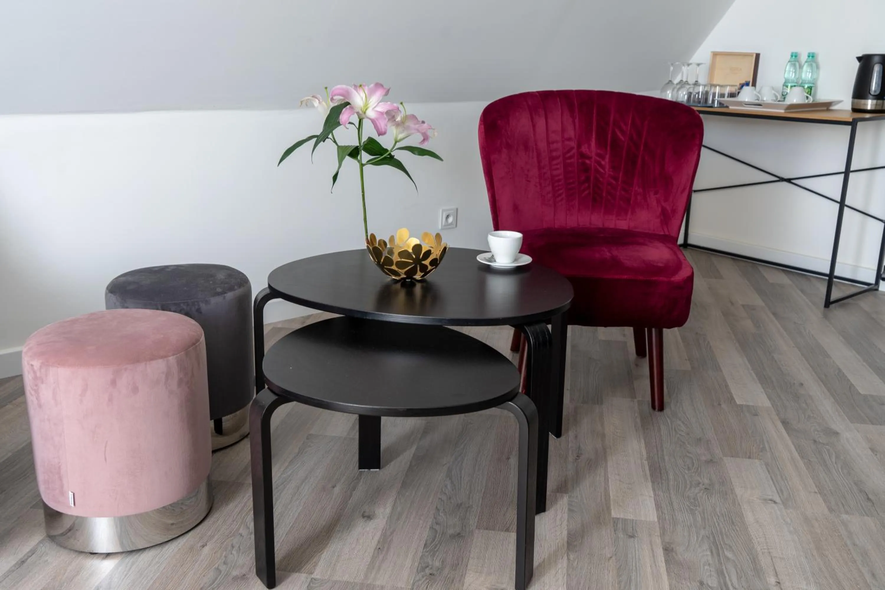 Photo of the whole room in Black Swan House, Old Town