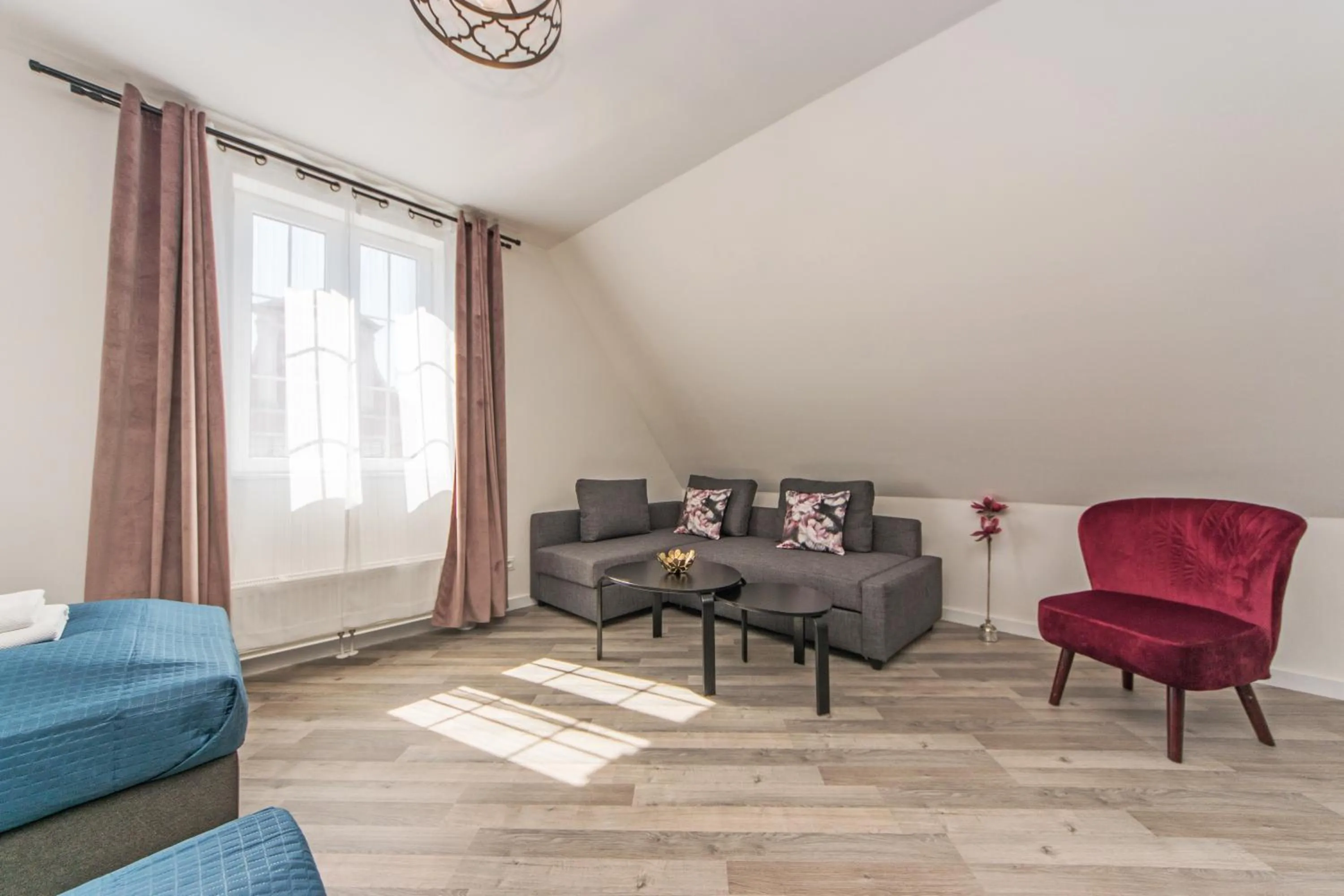 Photo of the whole room in Black Swan House, Old Town