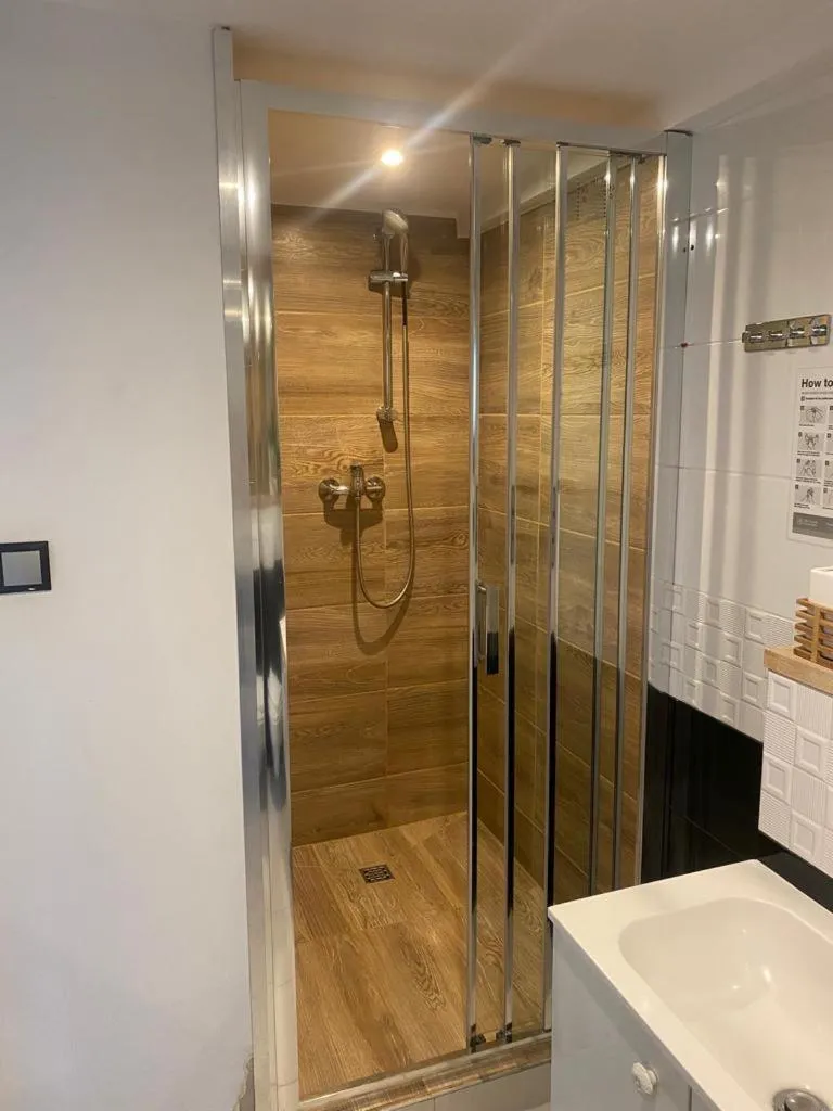 Shower in Black Swan House, Old Town