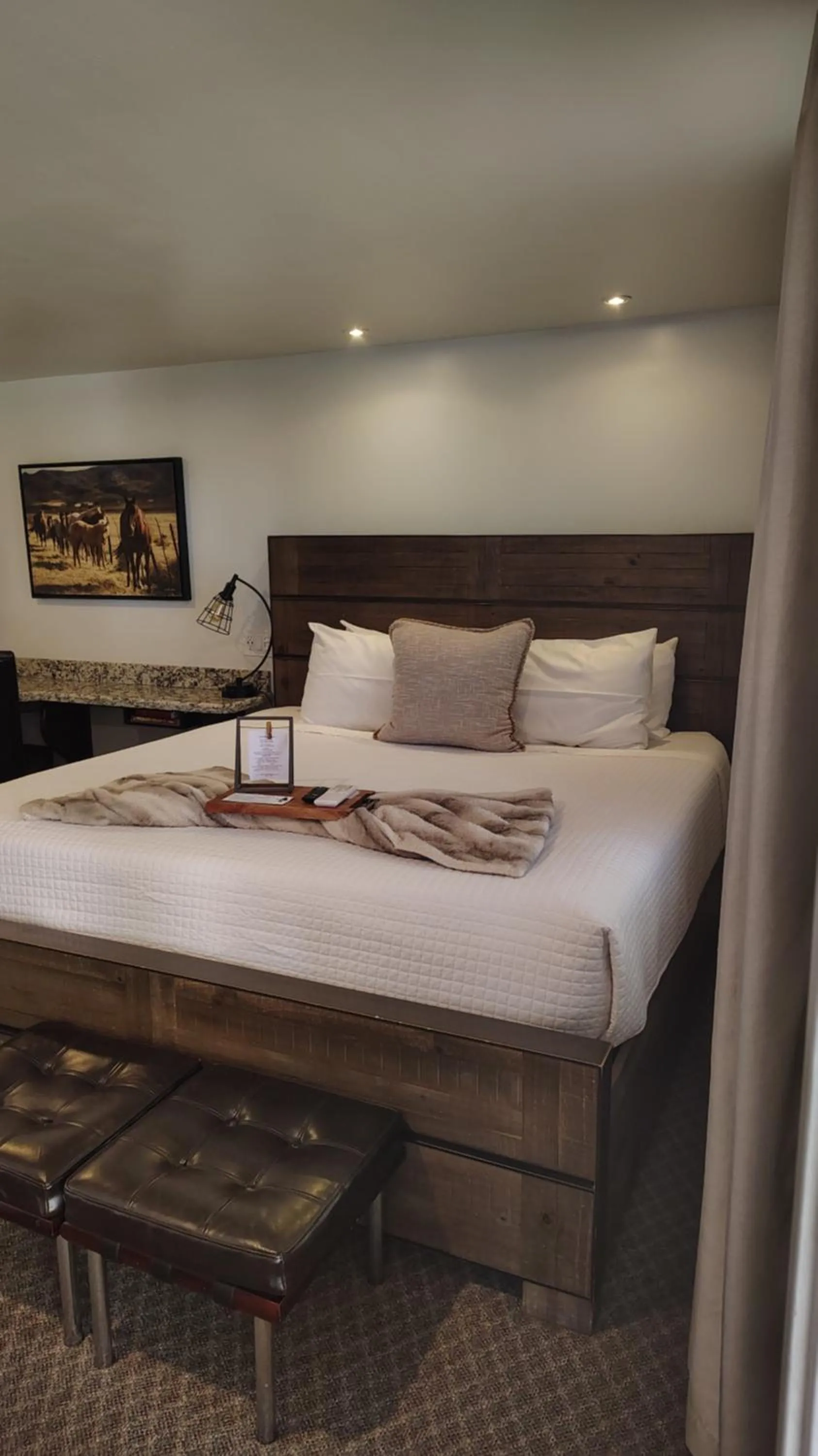 Bed in Primrose Inn and Suites