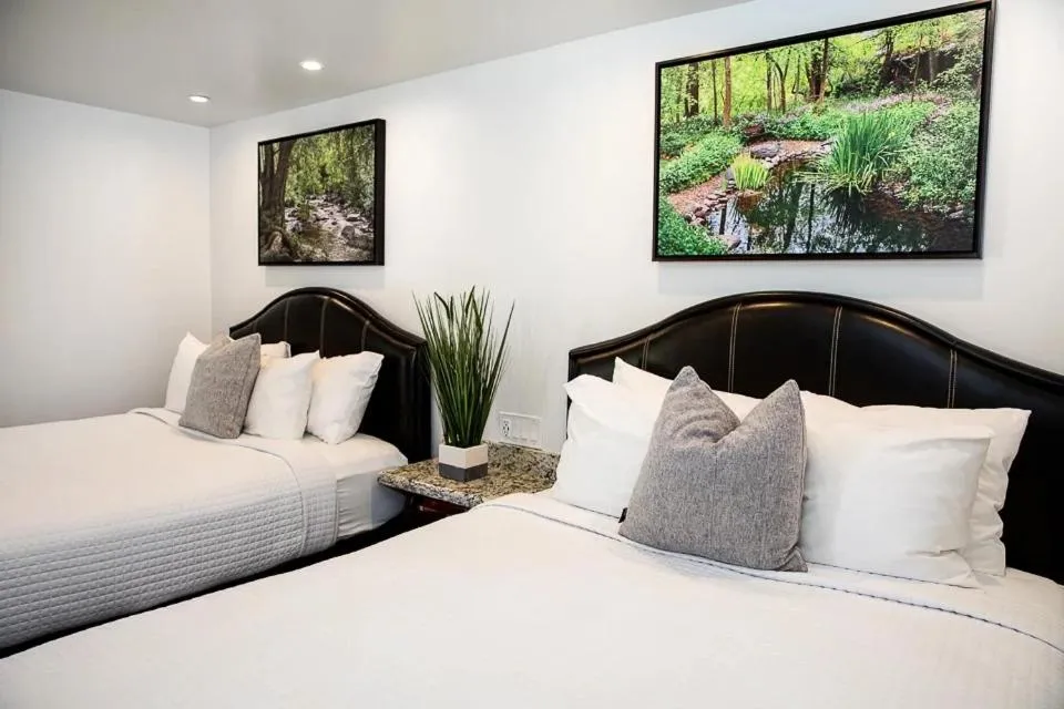 Bed in Primrose Inn and Suites