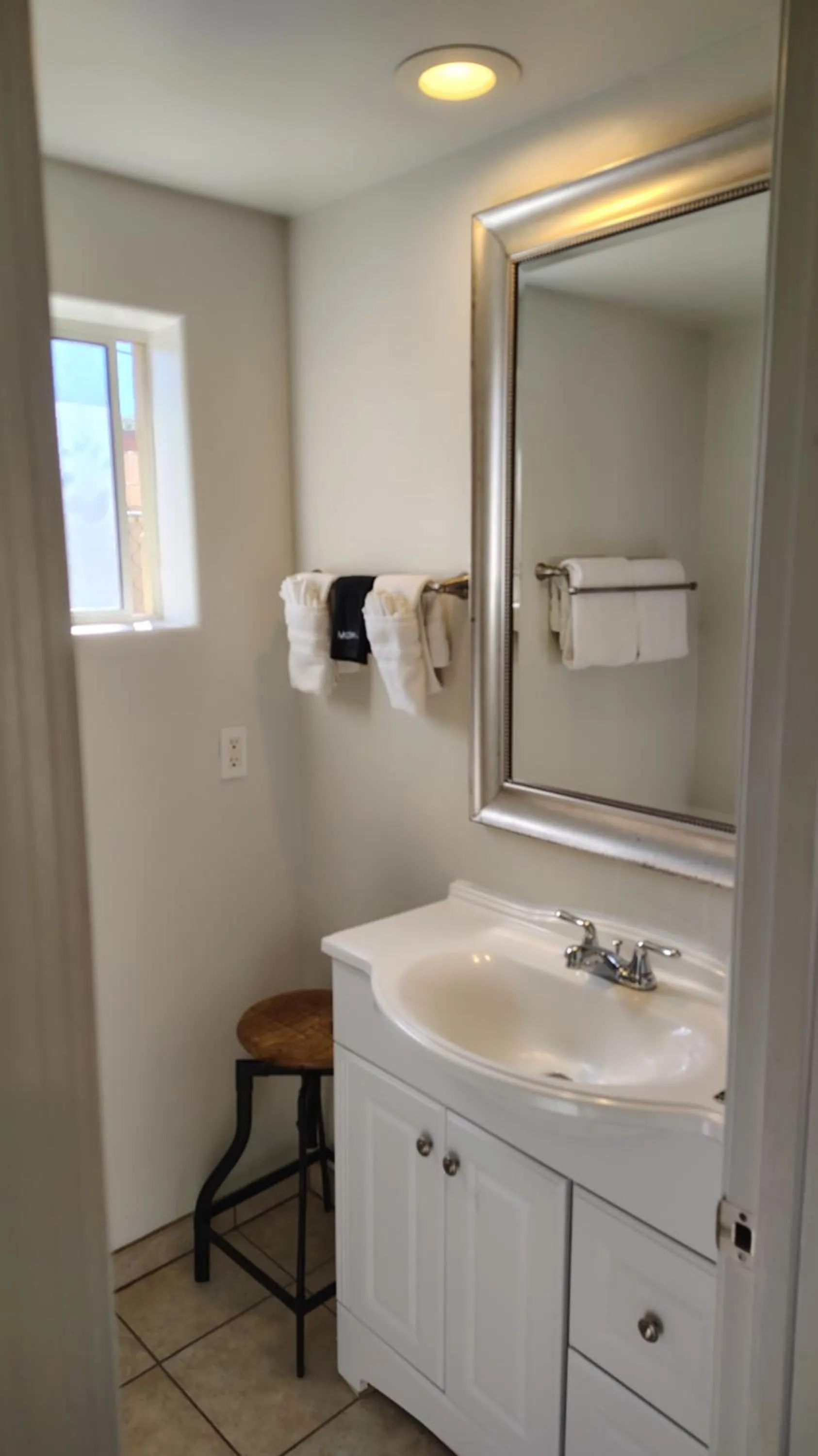 Bathroom in Primrose Inn and Suites
