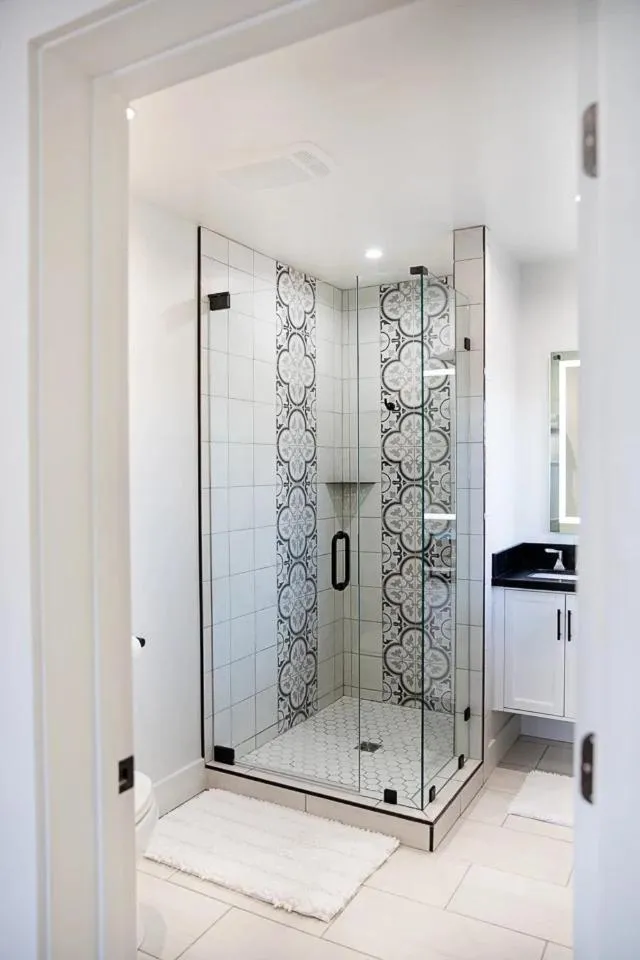 Shower in Primrose Inn and Suites