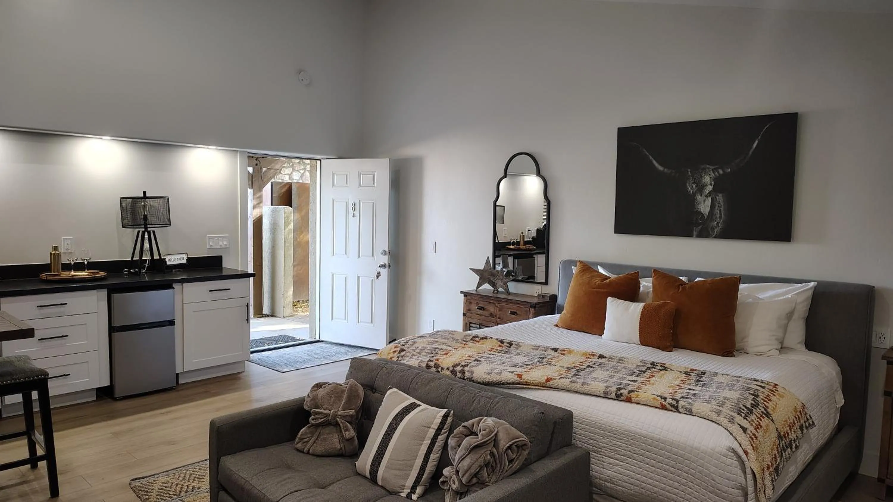 Bed in Primrose Inn and Suites