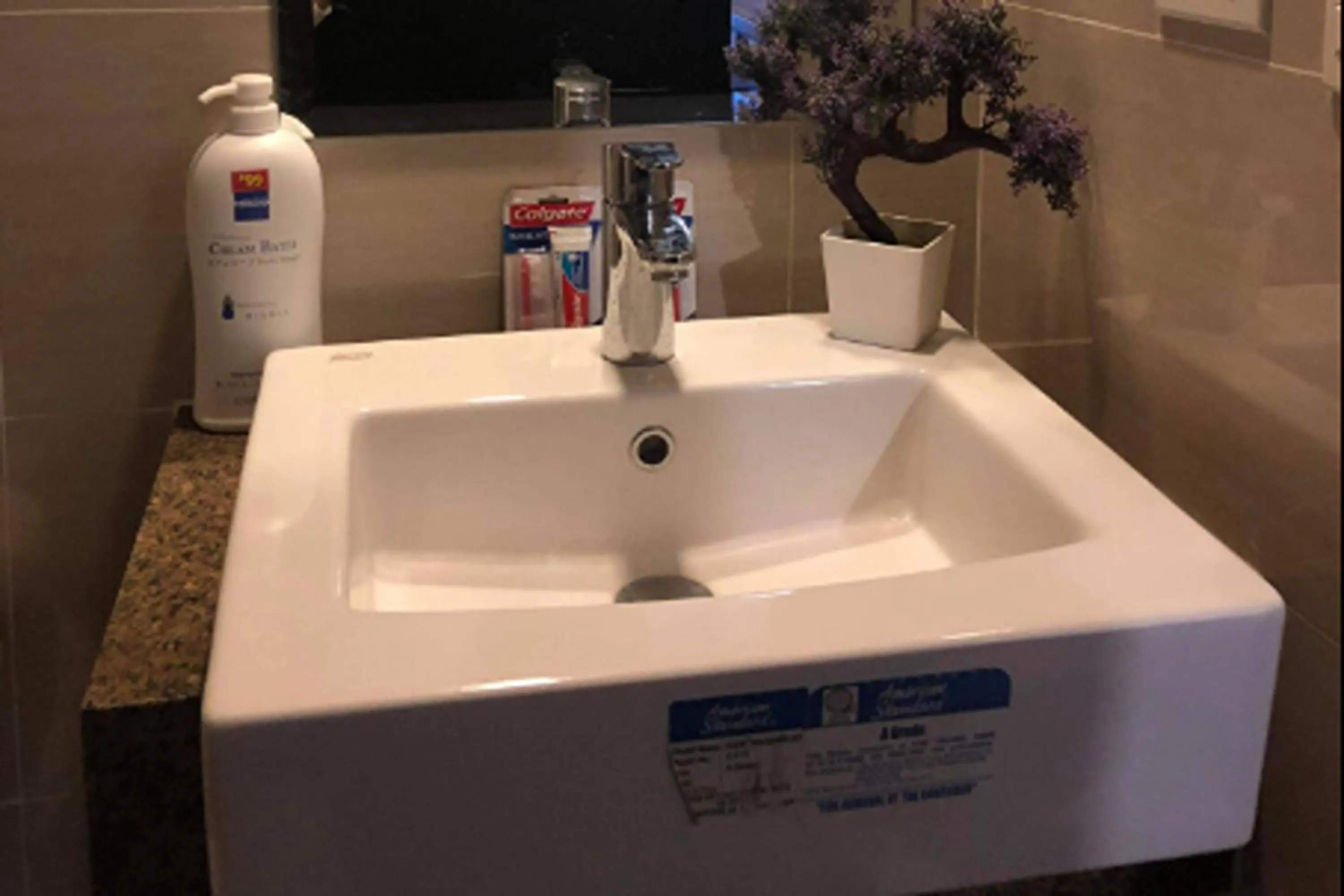 Bathroom in 81NB Near Airport