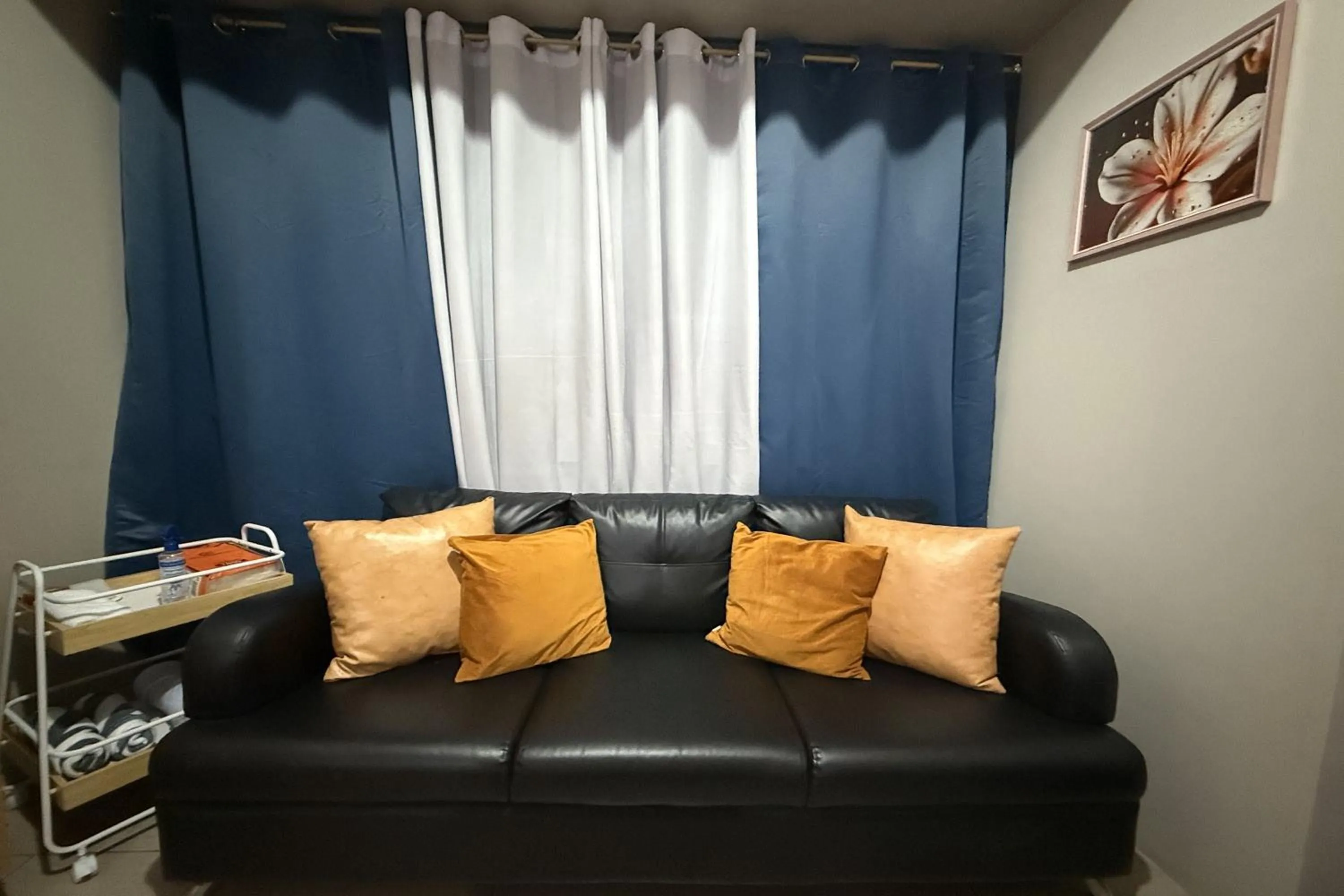 Seating area in 81NB Near Airport