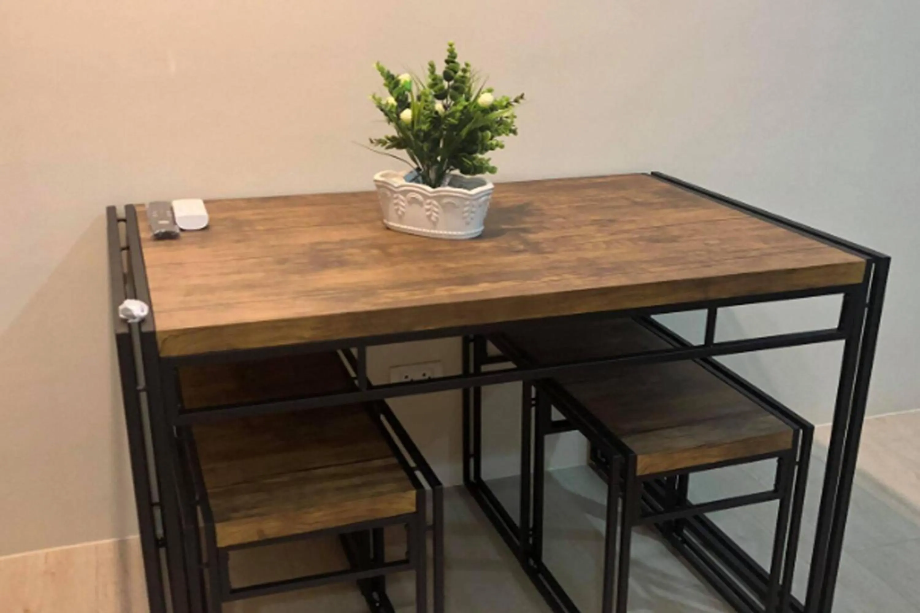 Seating area in 81NB Near Airport